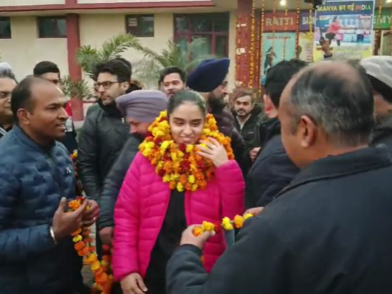 सलेक्शन के बाद मान्या को फूलों का हार पहनाते हुए पारिवारिक सदस्य और अन्य। - Dainik Bhaskar