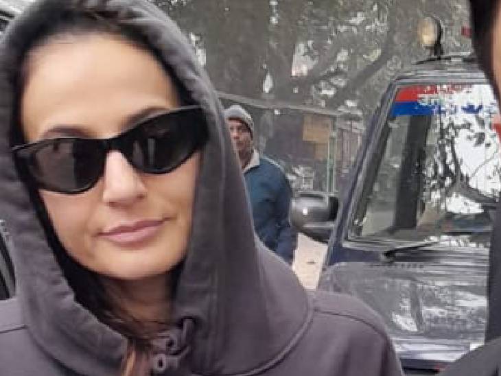 तस्वीर 23 जनवरी की है, जब अमिषा पटेल अग्रिम जमानत याचिका दाखिल कराने मुरादाबाद आई थीं। - Dainik Bhaskar