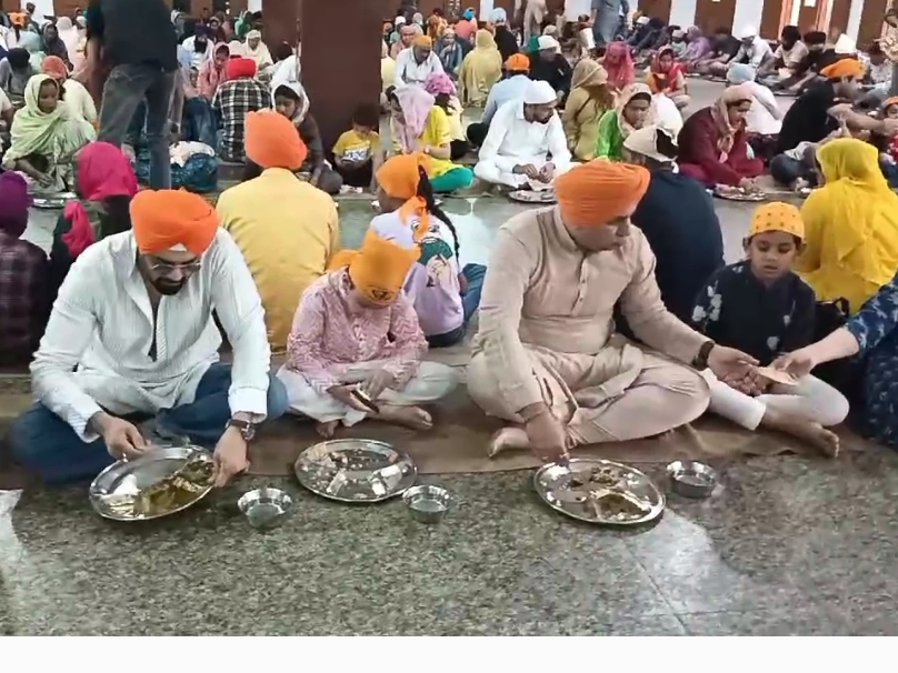 माथा टेकने के बाद मनीष ने लंगर हाल में बैठकर लंगर छका। - Dainik Bhaskar