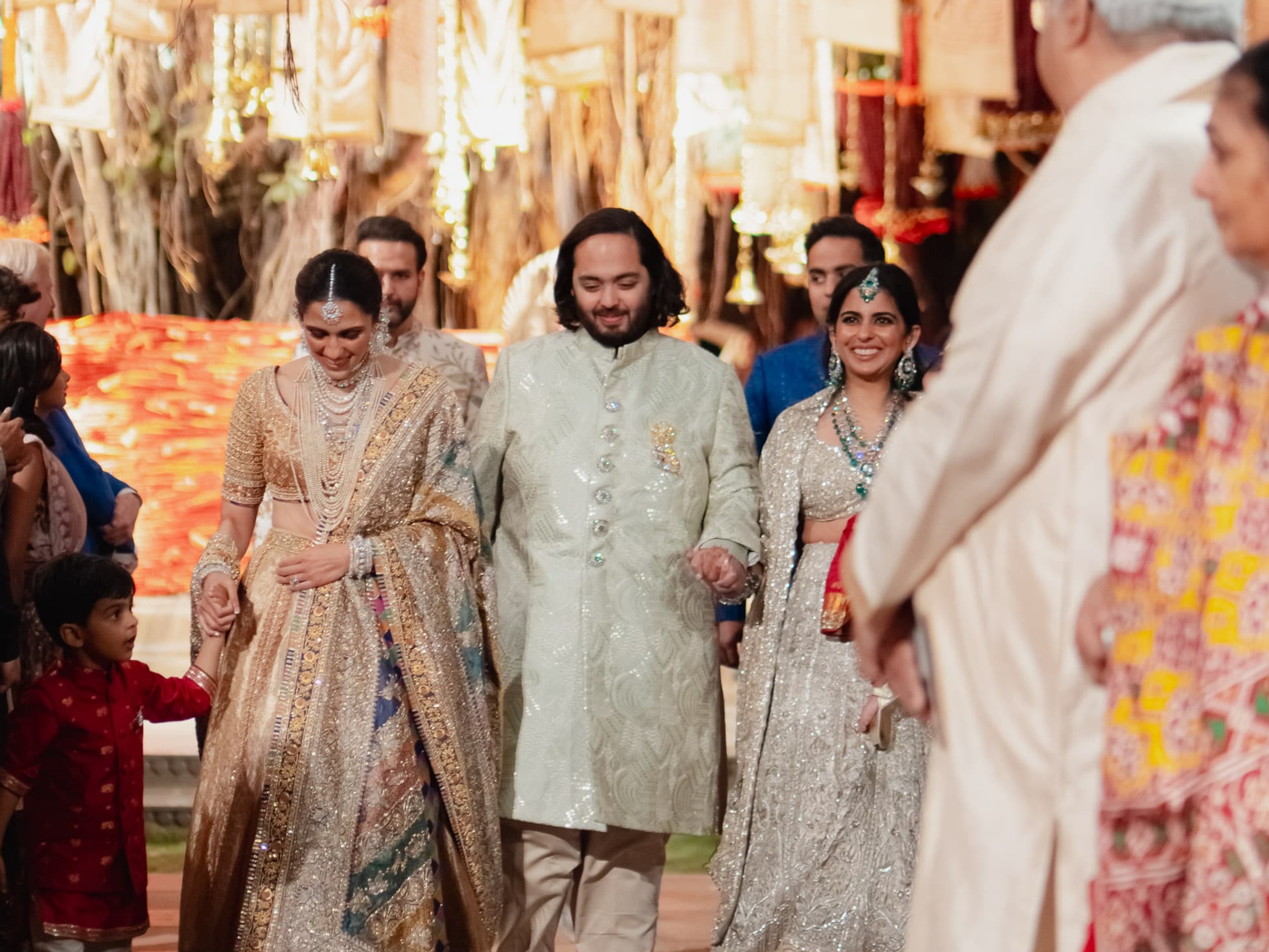 अनंत अंबानी ने भाभी श्लोका और बहन ईशा के साथ हस्ताक्षर सेरेमनी में एंट्री ली।