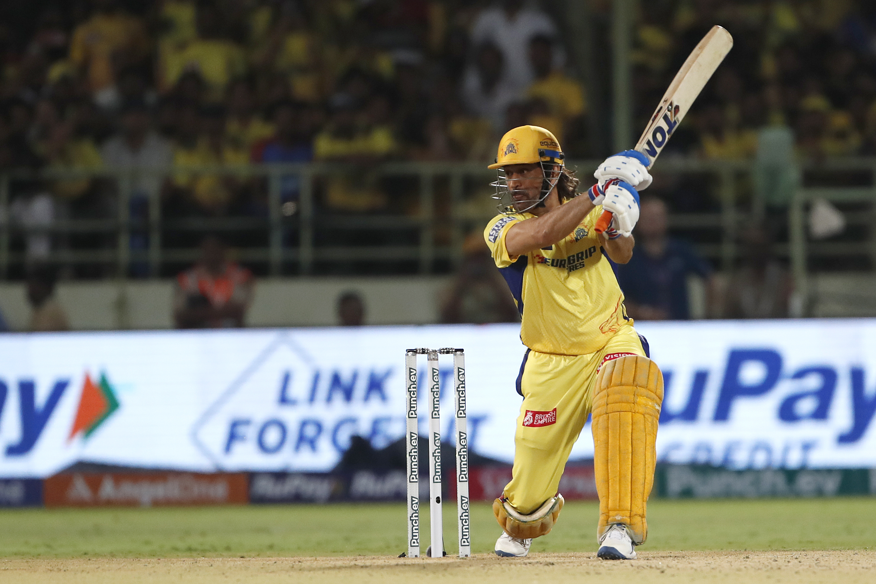 एमएस धोनी को दूसरी ही बॉल पर जीवनदान मिल गया।