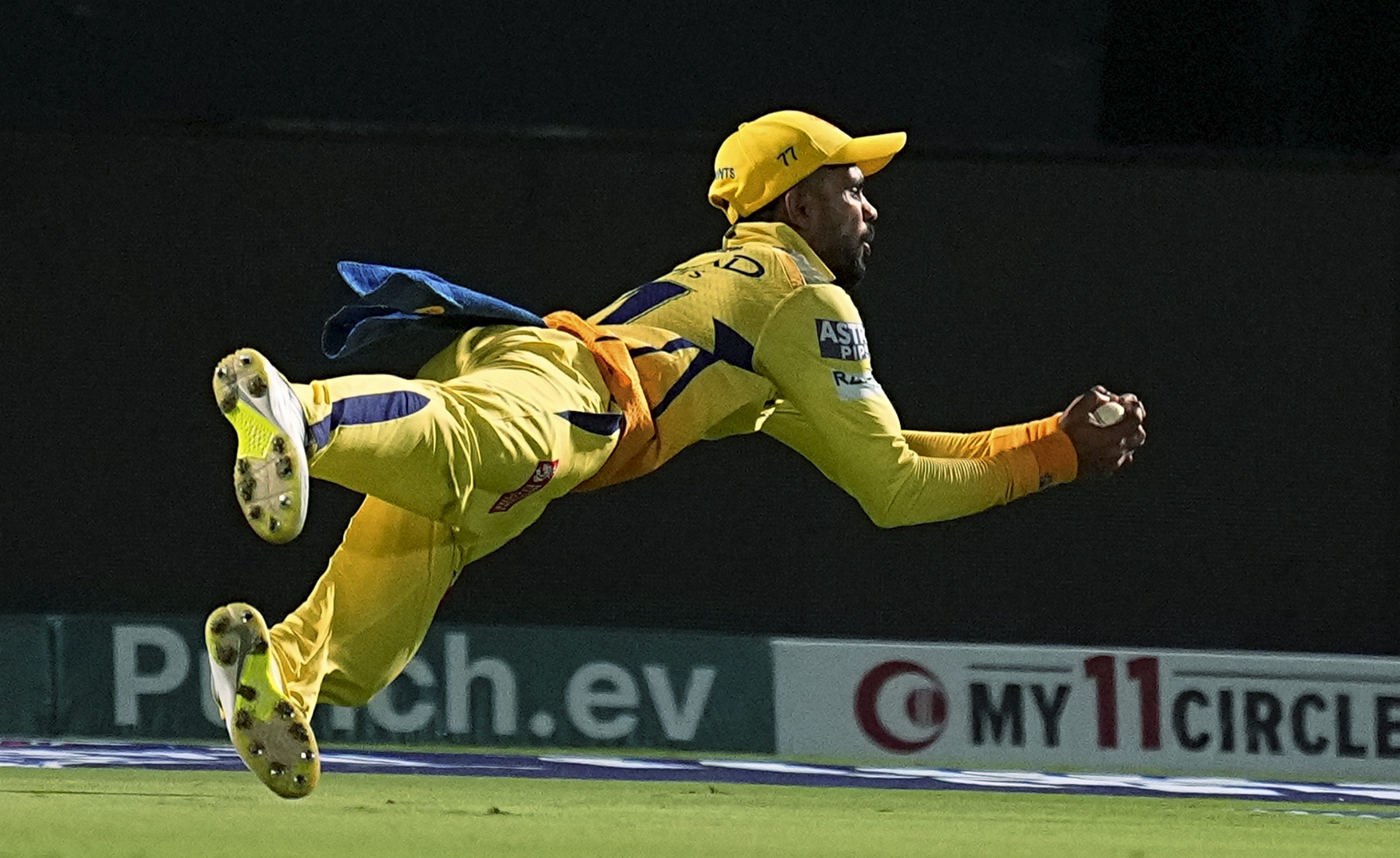 ऋतुराज गायकवाड ने डाइव लगाकर बेहतरीन कैच पकड़ा।