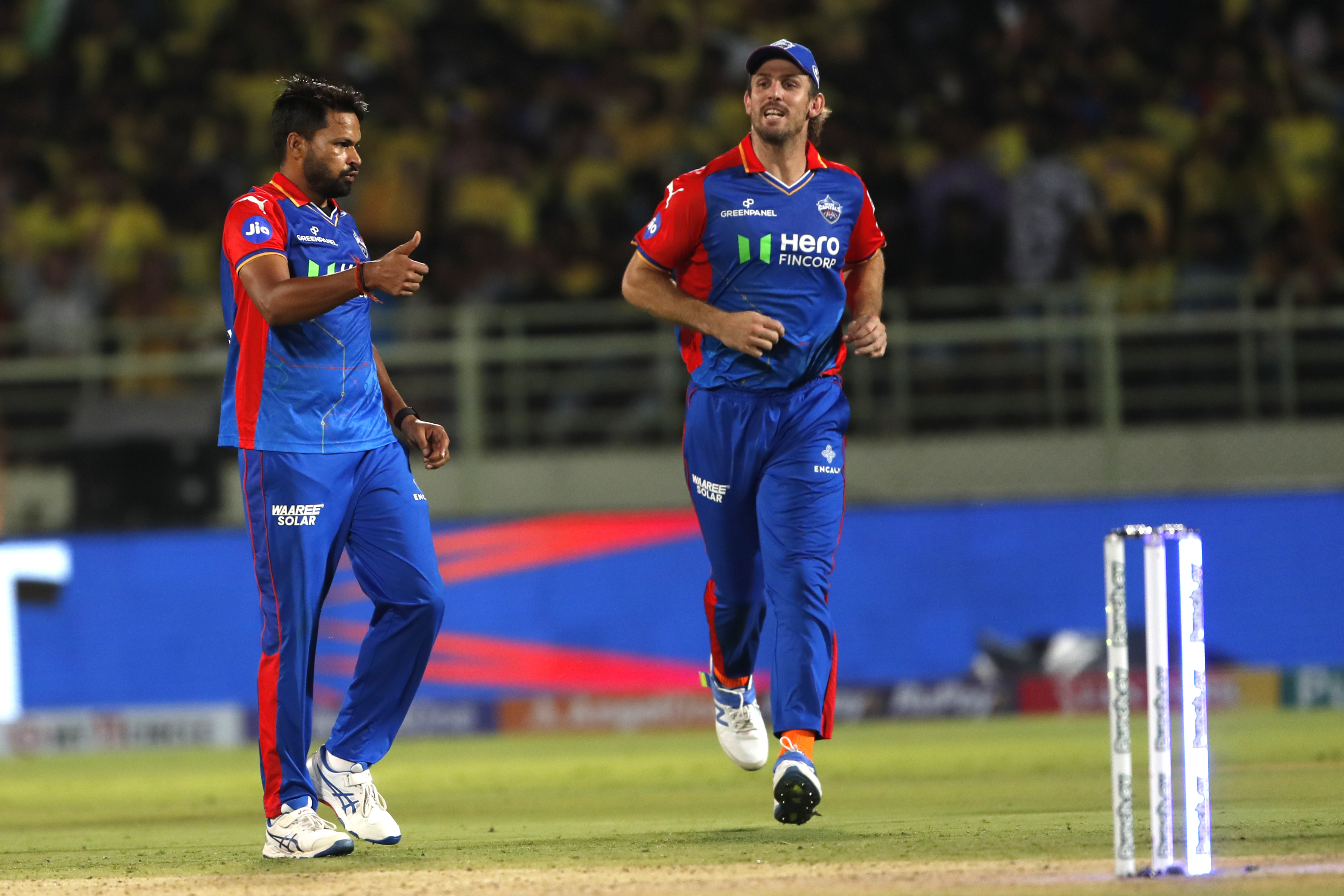 मुकेश कुमार ने अपने 3 ओवर के स्पेल में महज 21 रन देकर 3 विकेट झटके।