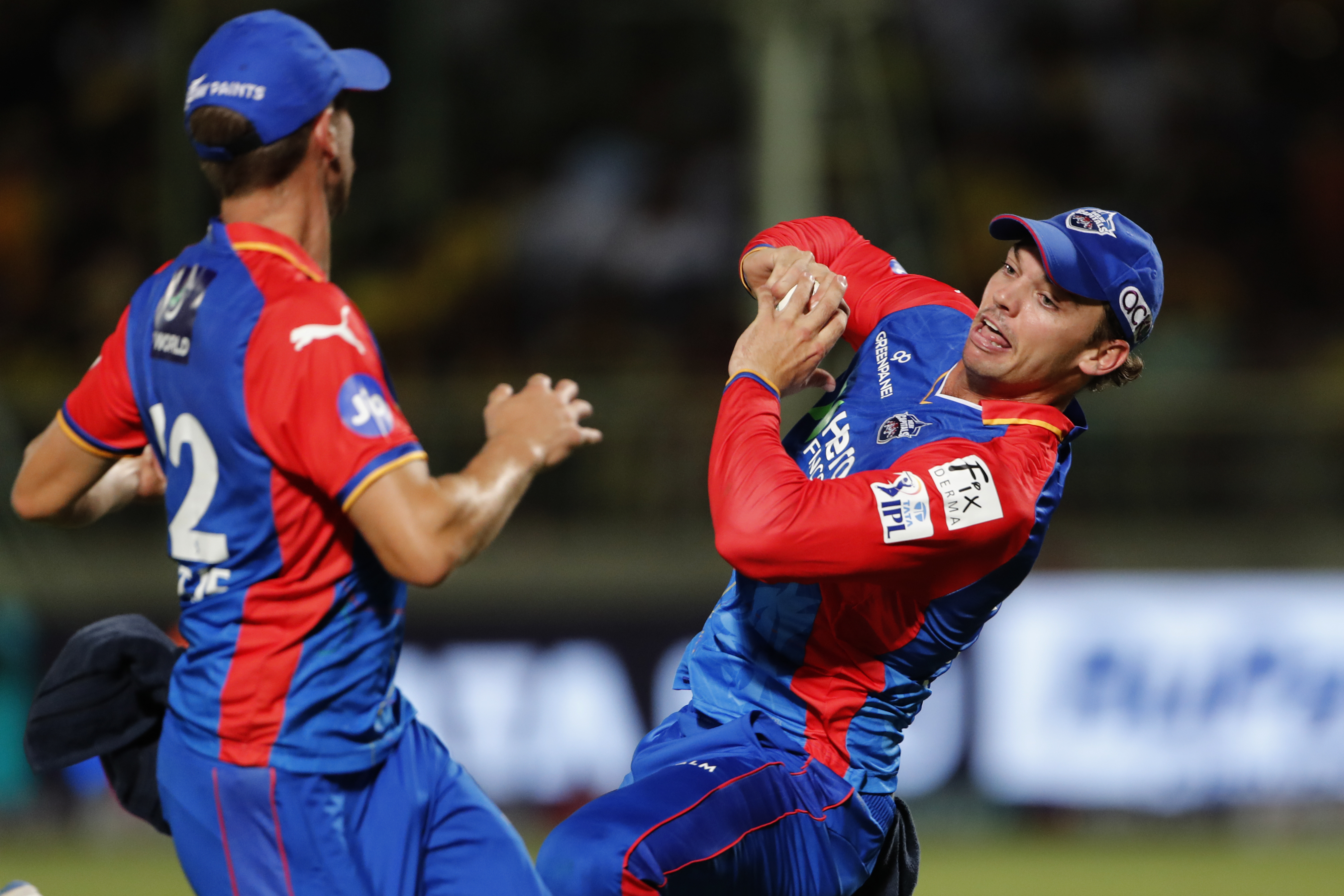 ट्रिस्टन स्टब्स ने पीछे की ओर दौड़कर बेहतरीन कैच पकड़ा।