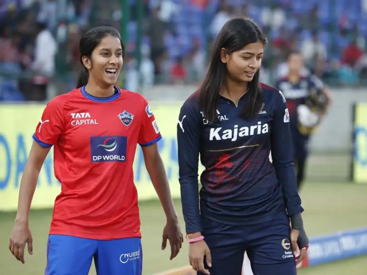 प्री मैच प्रैक्टिस के दौरान जेमिमा रोड्रिग्ज और श्रेयांका पाटिल।