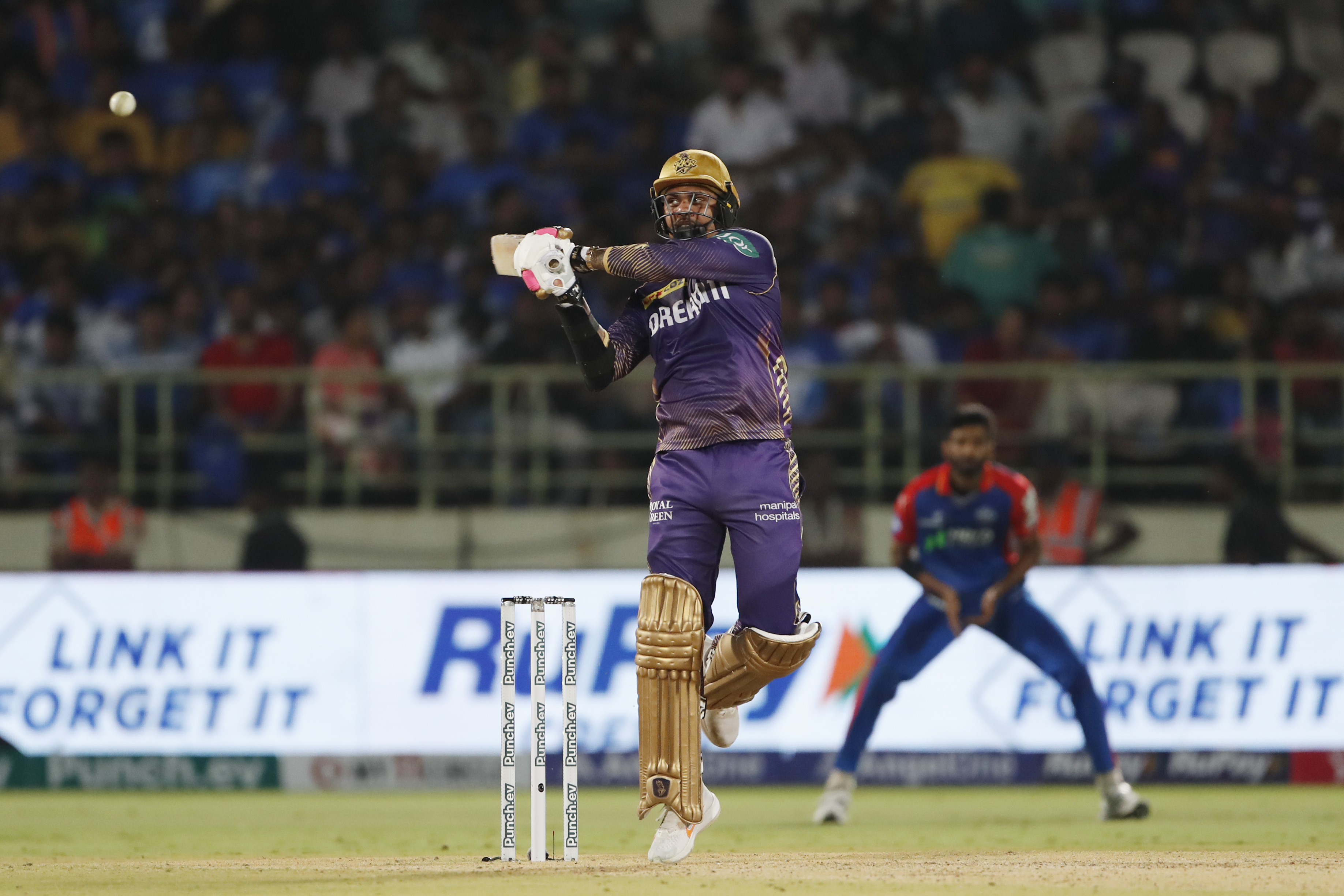 सुनील नरेन जीवनदान मिलने का फायदा उठाते हुए कोलकाता के लिए 39 गेंदों पर 85 रन की पारी खेली।