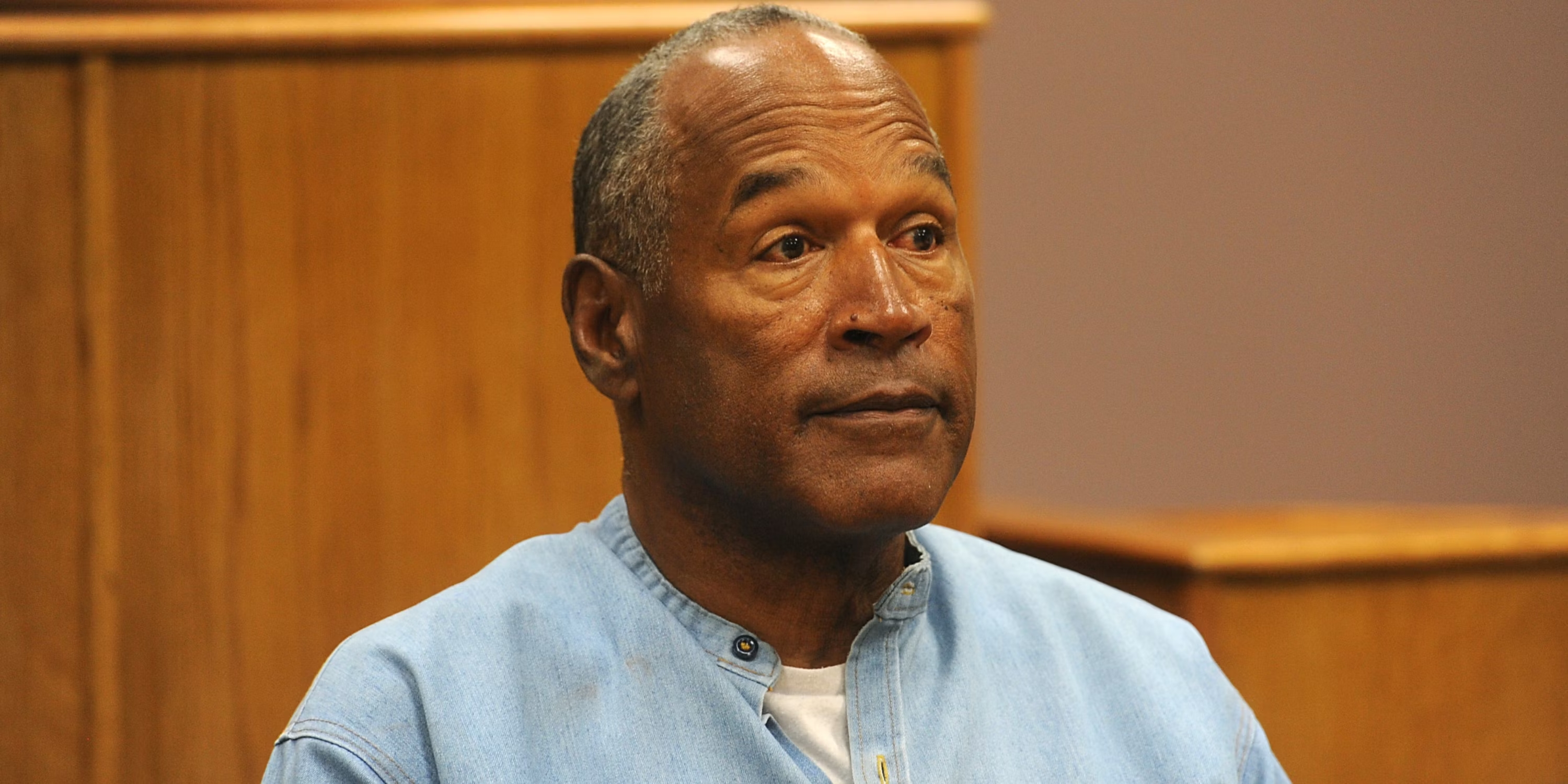 ओ.जे. सिम्पसन पर पत्नी और उनके दोस्त की हत्या का आरोप लगा था। हालांकि, साल 1995 में टेलीविजन ट्रायल के दौरान उन्हें हत्या के आरोप से बरी कर दिया गया था।