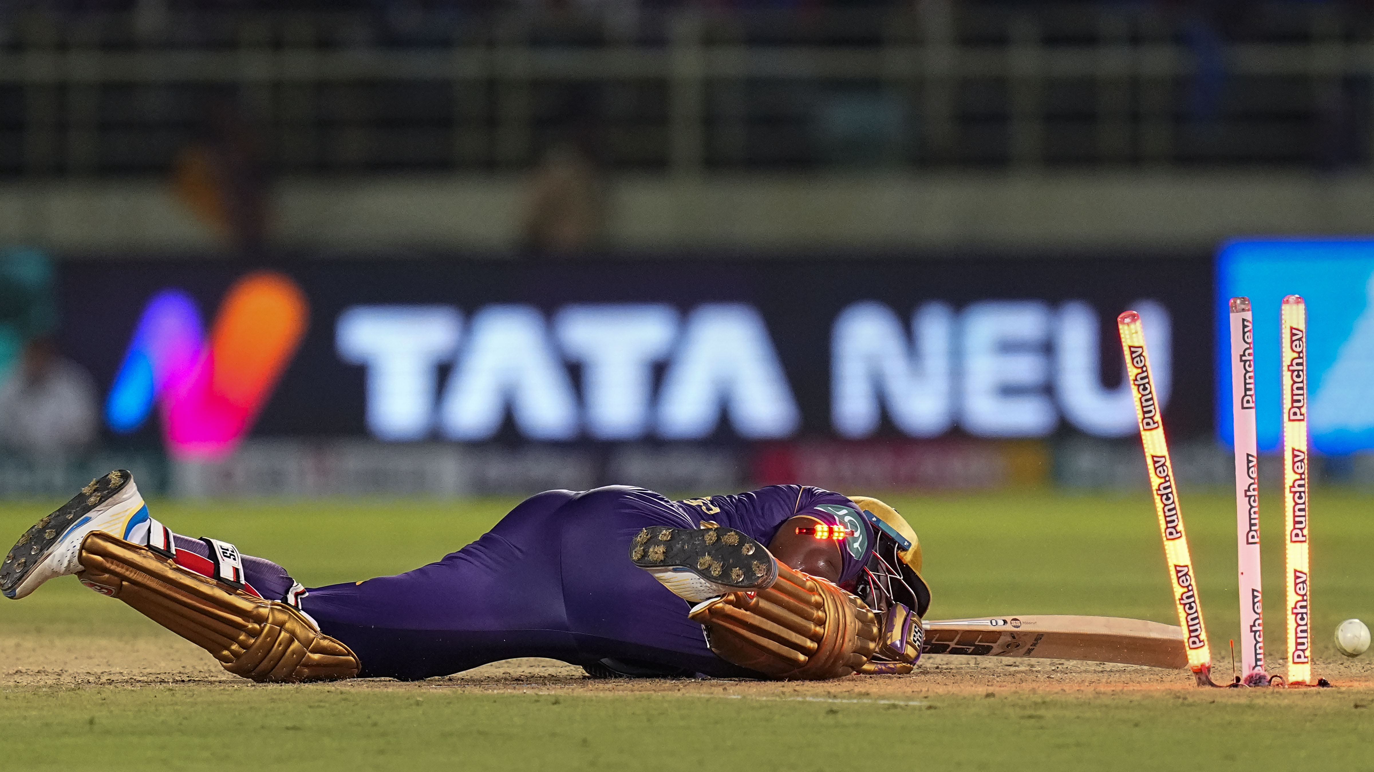 आंद्रे रसेल ने 19 बॉल पर 43 रन की पारी खेली।