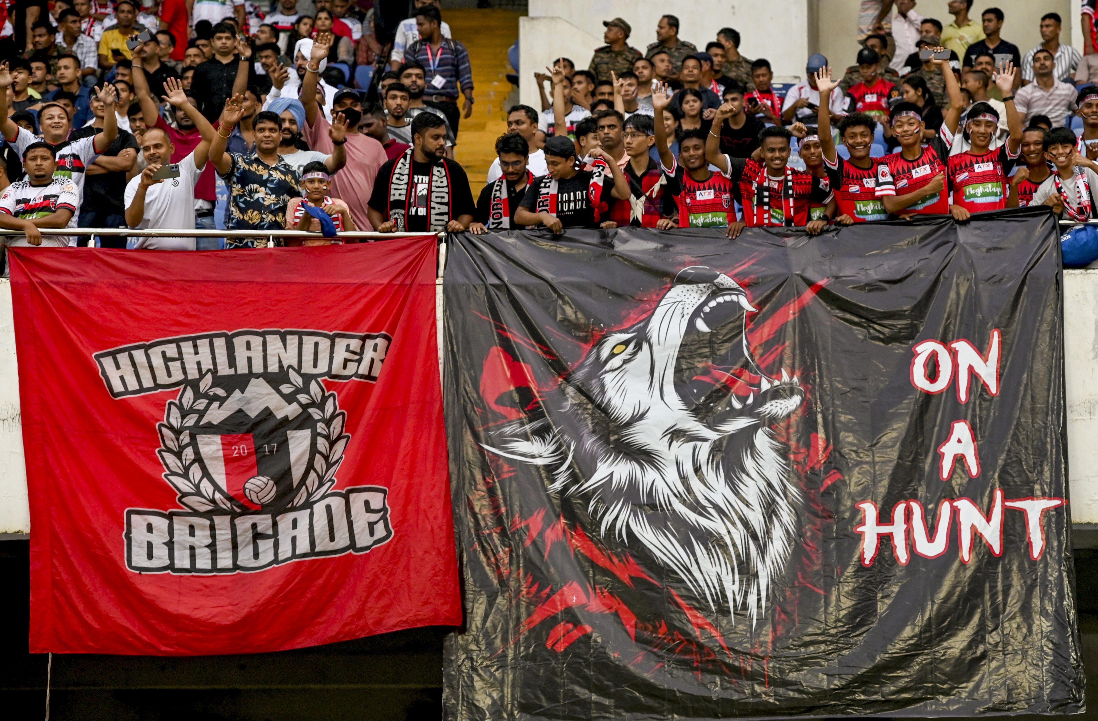 फाइनल मैच के दौरान अपनी-अपनी पसंदीदा टीम का उत्साह बढ़ाते फैंस।