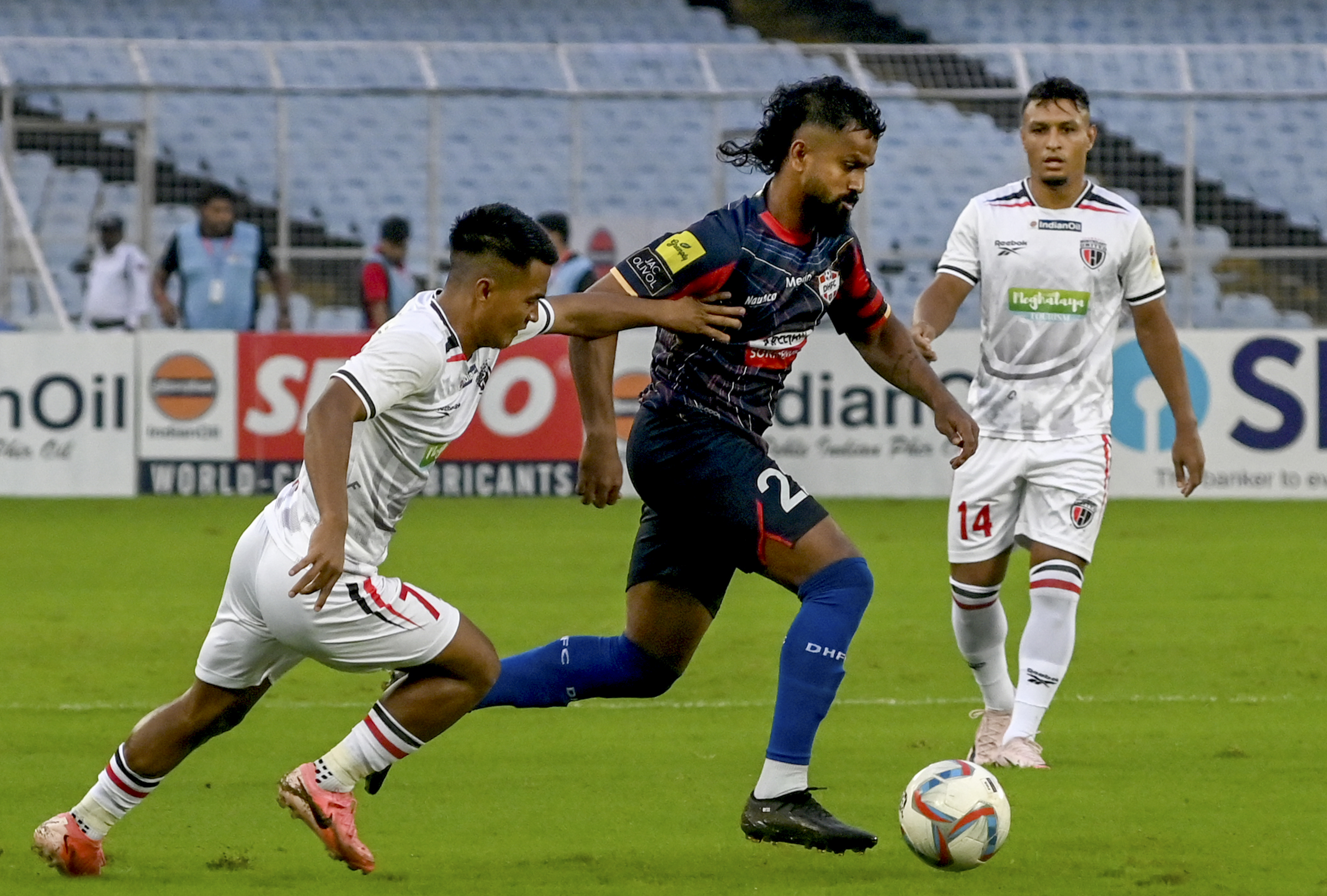 NEUFC के बुआंथांगलुन समते (बाएं) और DHFC के जॉबी जस्टिन बॉल के लिए संघर्ष करते हुए।