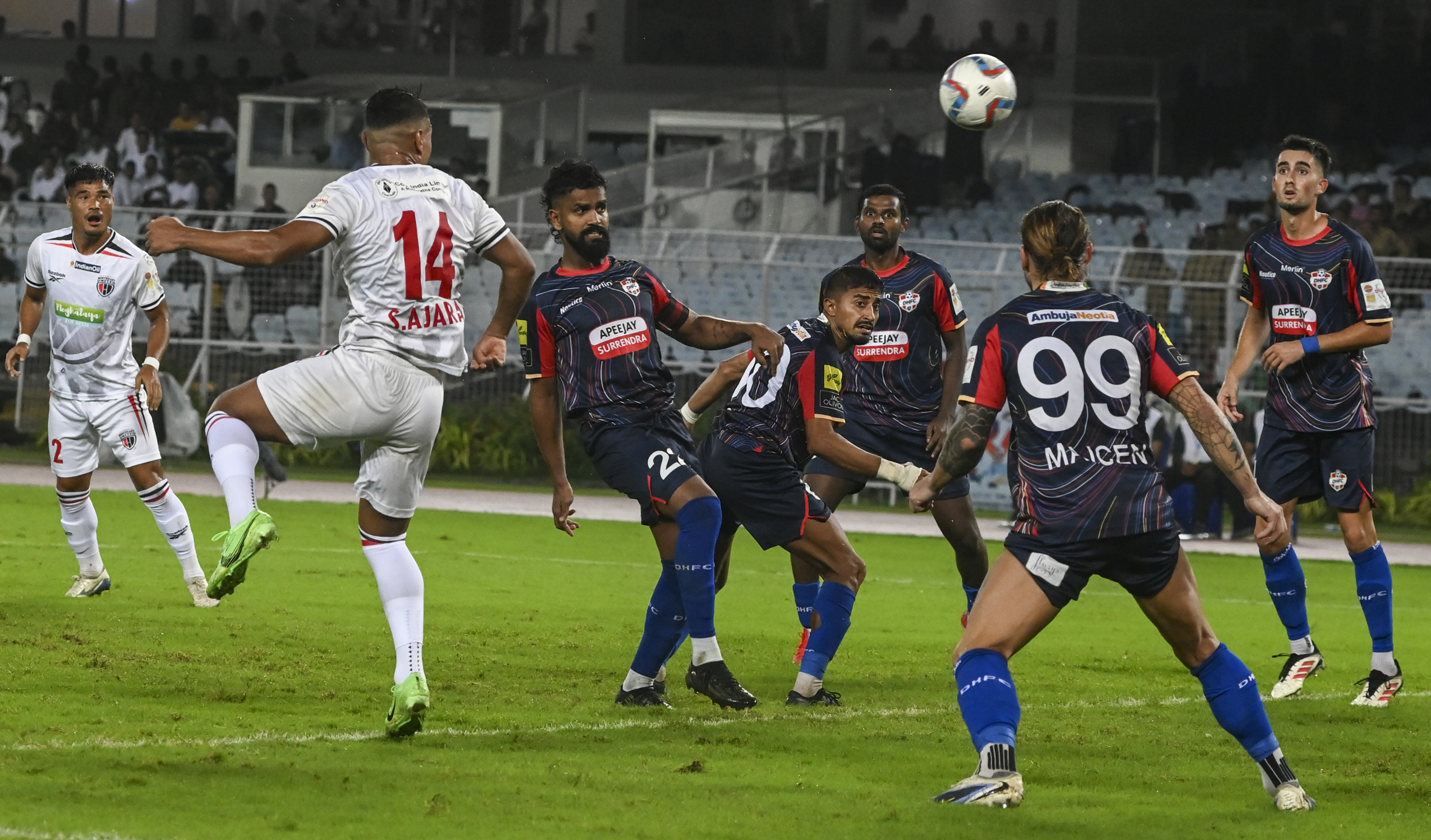 मैच के दौरान बॉल को आगे बढ़ाते नॉर्थ ईस्ट यूनाइटेड (सफेद जर्सी) के खिलाड़ी।