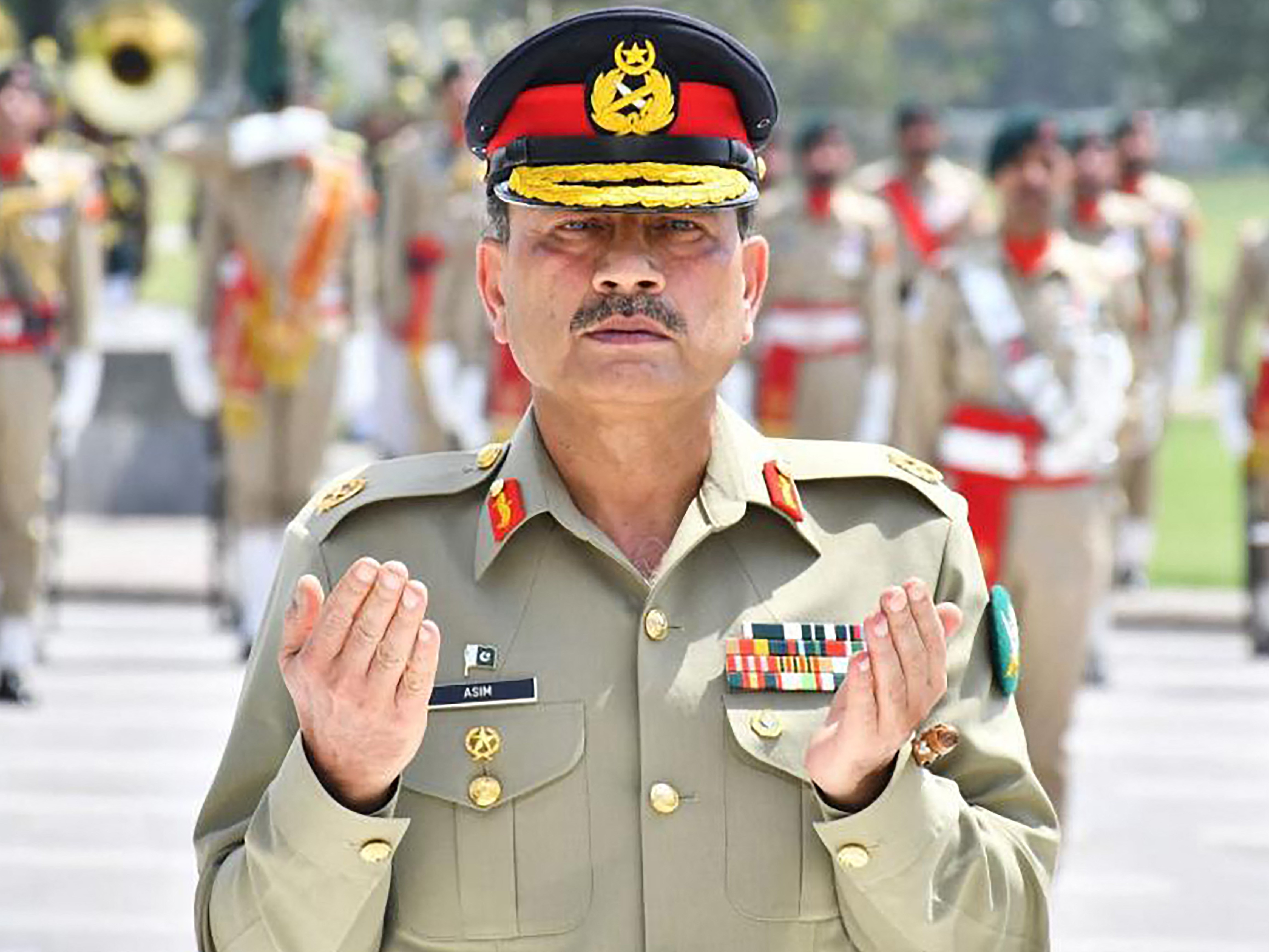 पाकिस्तानी आर्मी चीफ आसिम मुनीर 21 मई को रावलपिंडी में जनरल हेडक्वार्टर में ऑपरेशन सिंदूर के दौरान मारे गए शहीदों को श्रद्धांजलि देते हुए। - Dainik Bhaskar