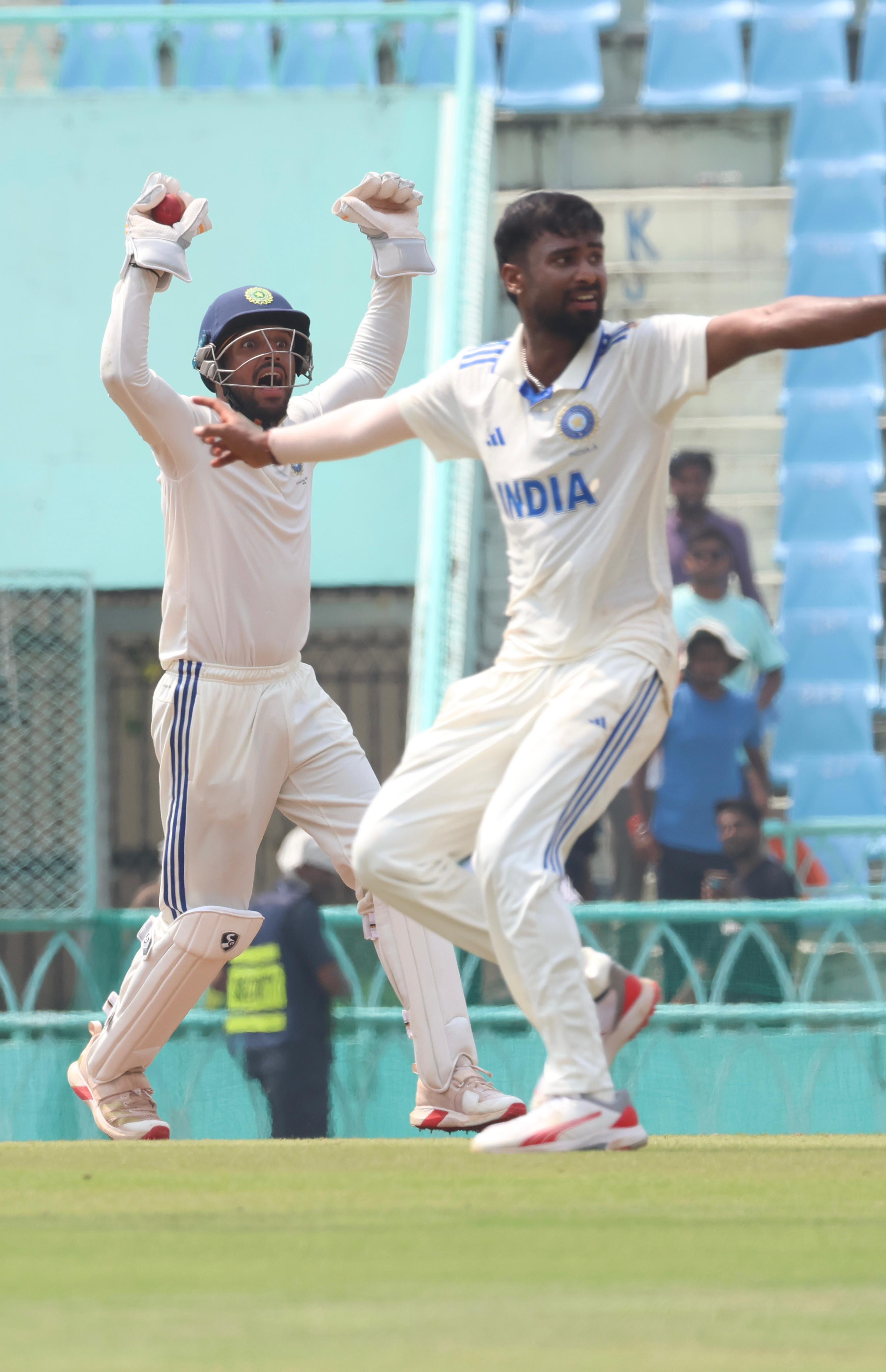 आउट की अपील करते कप्तान ध्रुव जुरैल और अन्य।