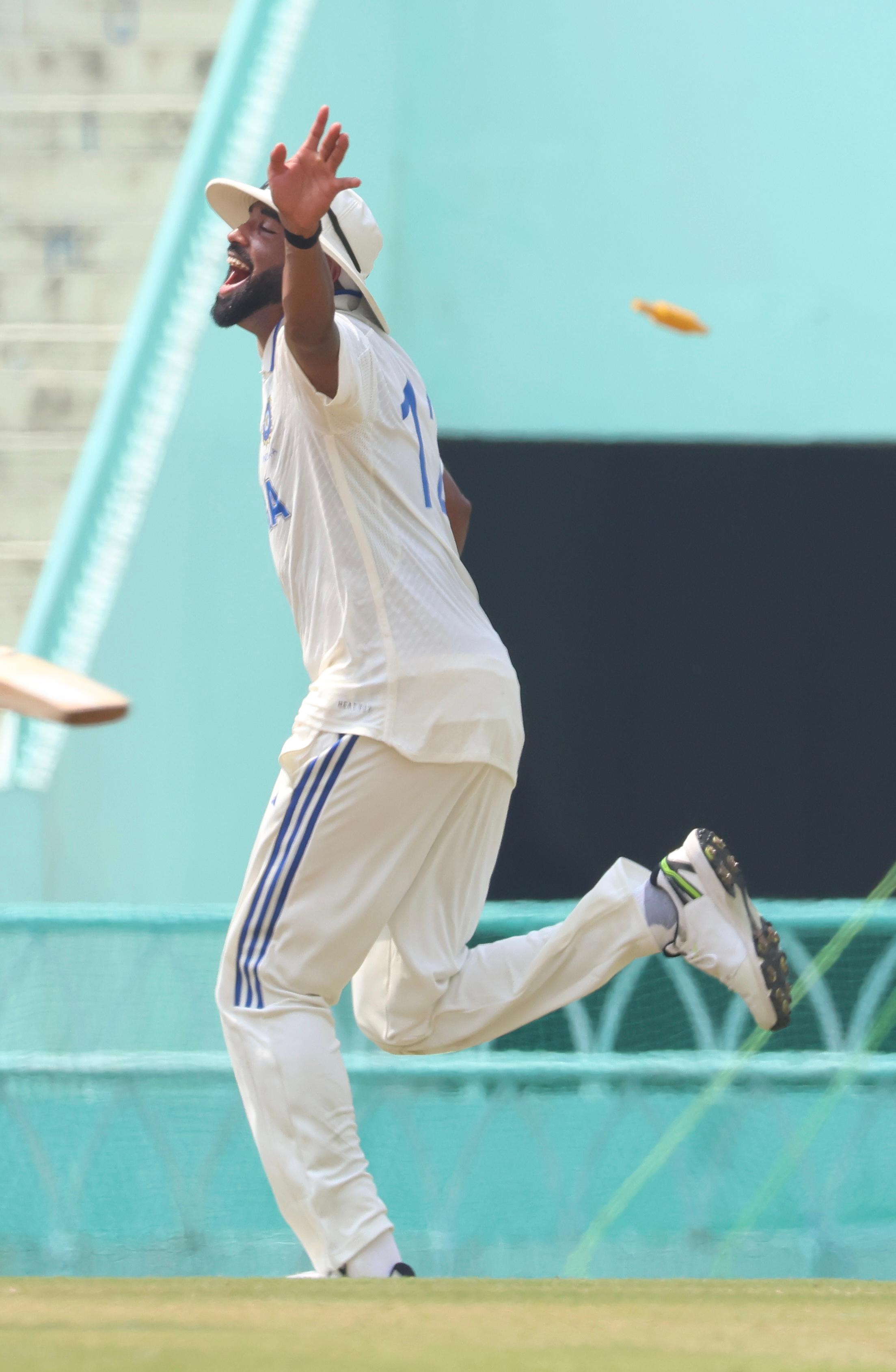 मैदान पर एक्शन में मोहम्मद सिराज।