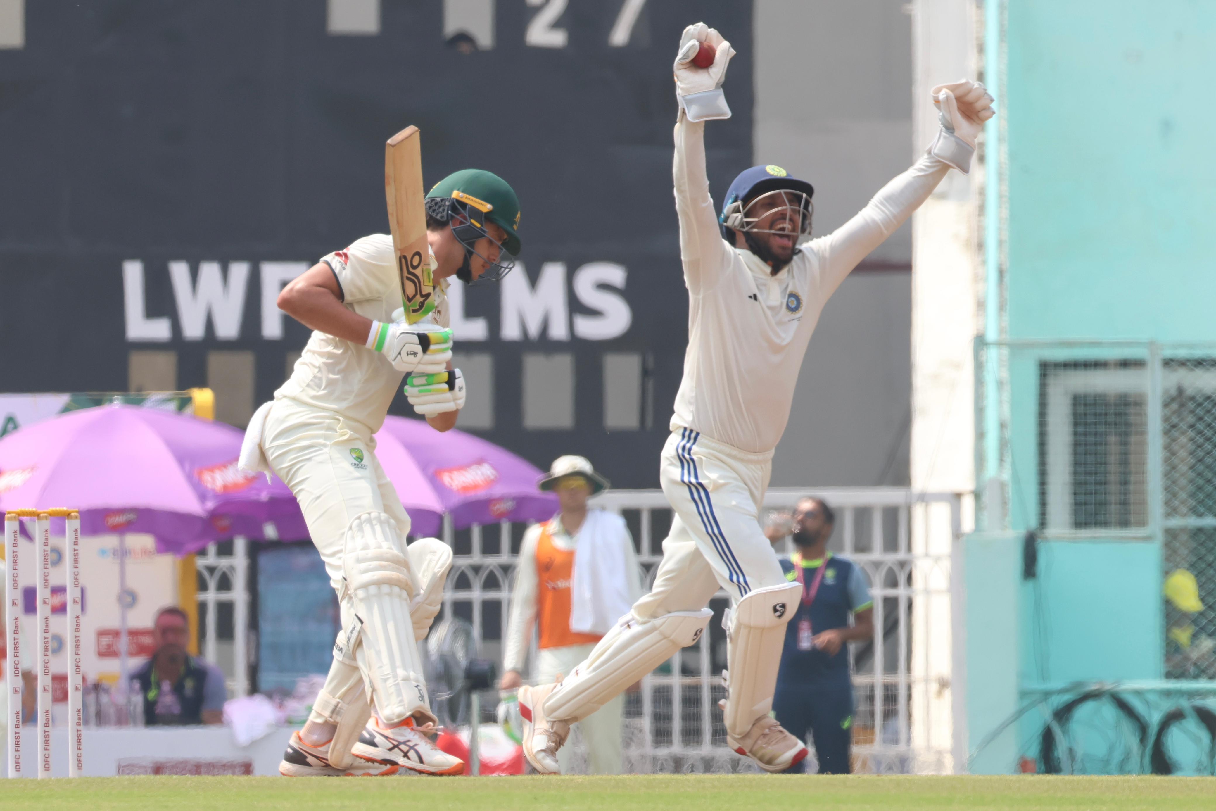 पहला विकेट गिरने के बाद खुशी जताते भारतीय टीम के कप्तान।