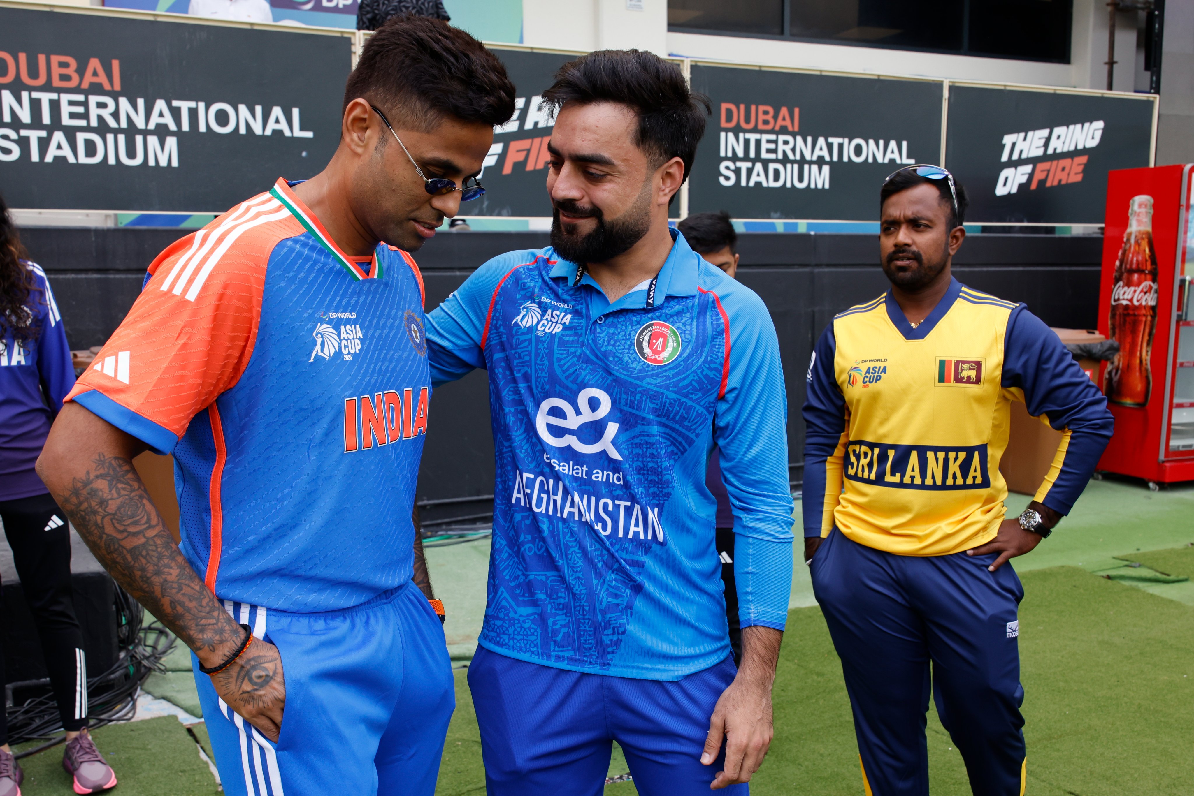 अफगानिस्तान के कप्तान राशिद खान से बातचीत करते (सबसे बाएं) सूर्यकुमार यादव।