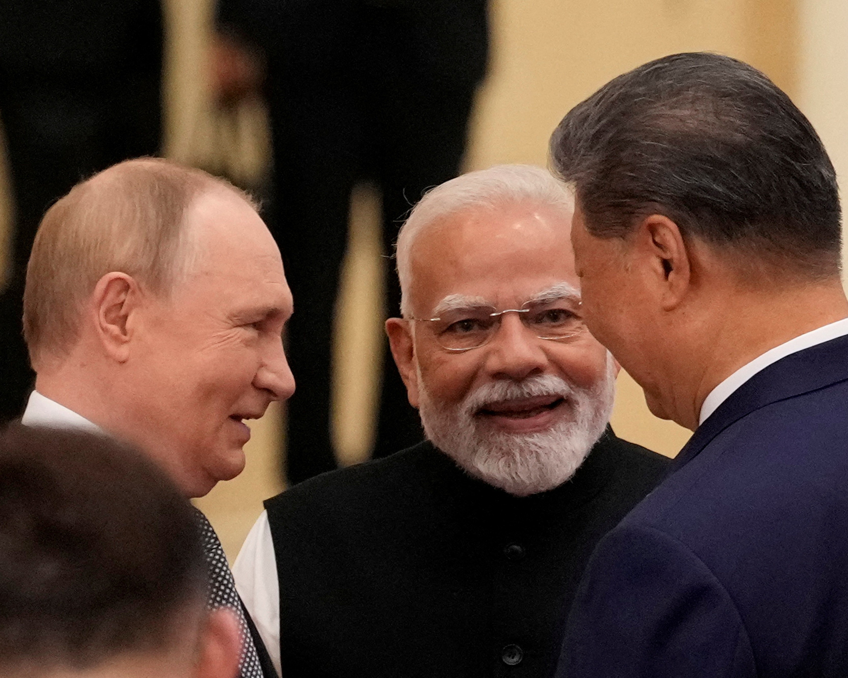 तस्वीर SCO ग्रुप फोटो सेशन के बाद रूस, भारत और चीन के नेताओं की है।