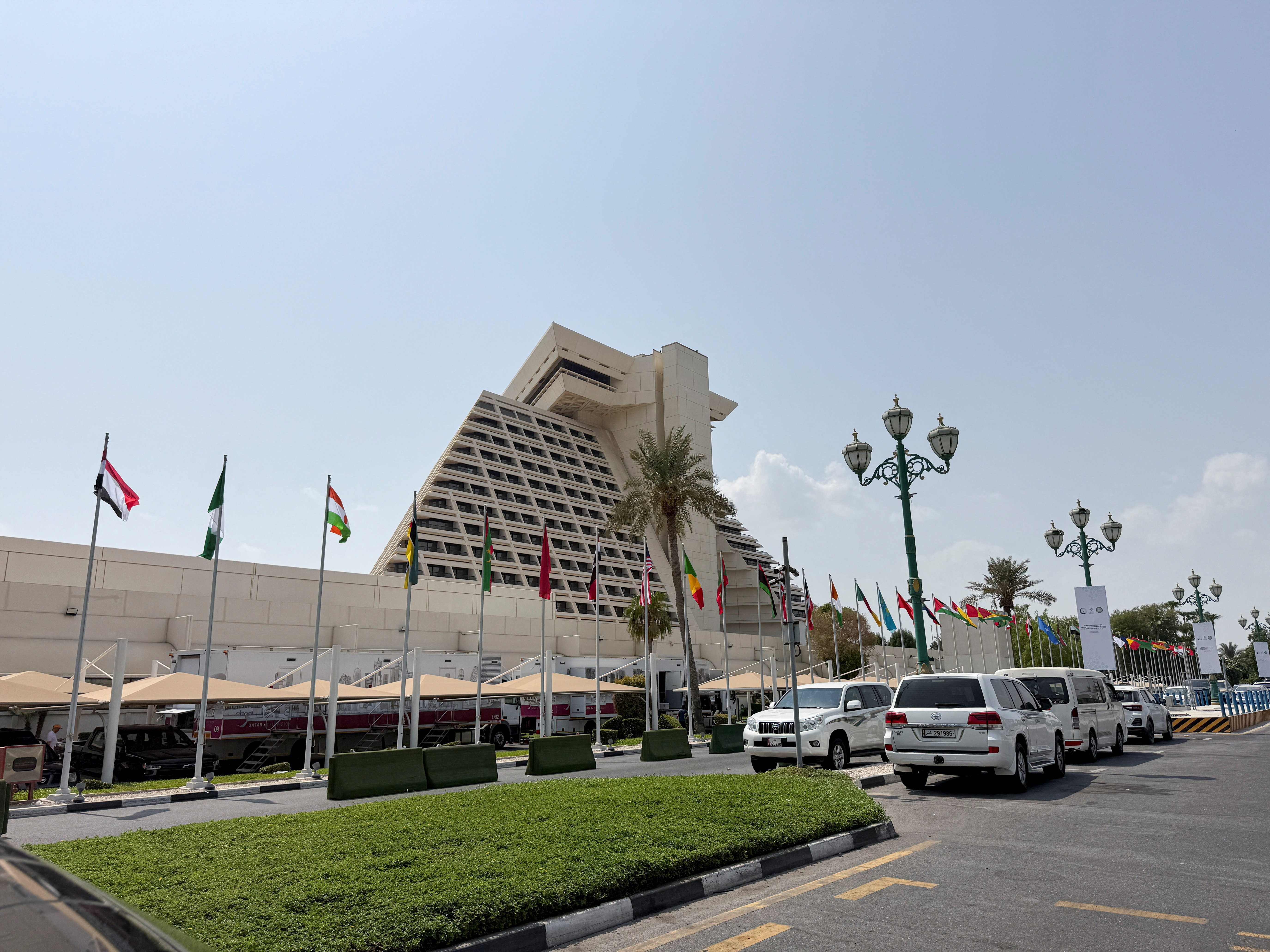 इस्लामिक कोऑपरेशन की इमरजेंसी बैठक के लिए 50 से ज्यादा इस्लामी देशों के नेता कतर पहुंचे।