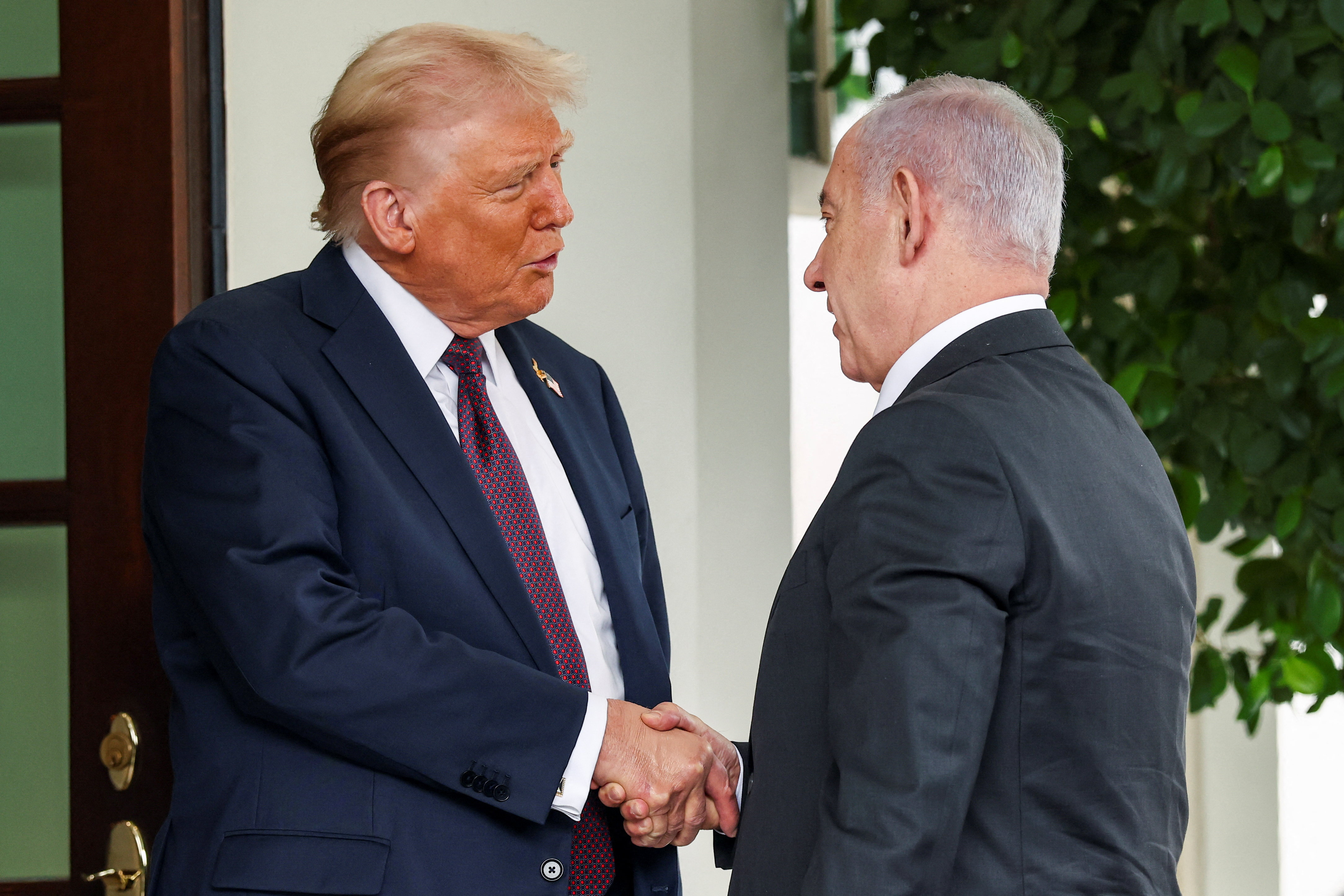 ट्रम्प ने खुद व्हाइट हाउस के बाहर आकर नेतन्याहू को रिसीव किया।