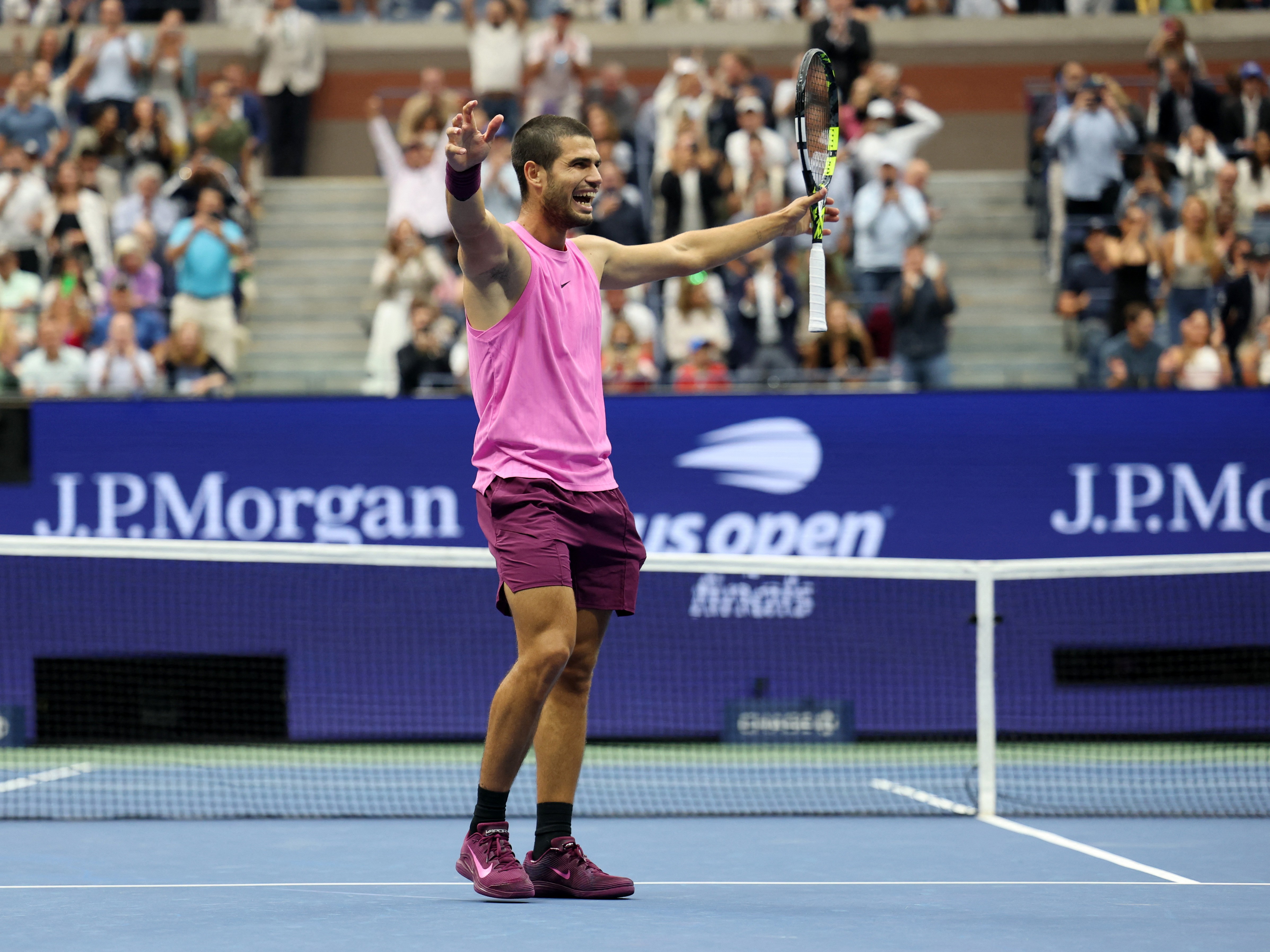 चौथा सेट जीतने के बाद अल्काराज ने दोनों बाजुओं को फैलाकर जीत सेलिब्रेट की। - Dainik Bhaskar