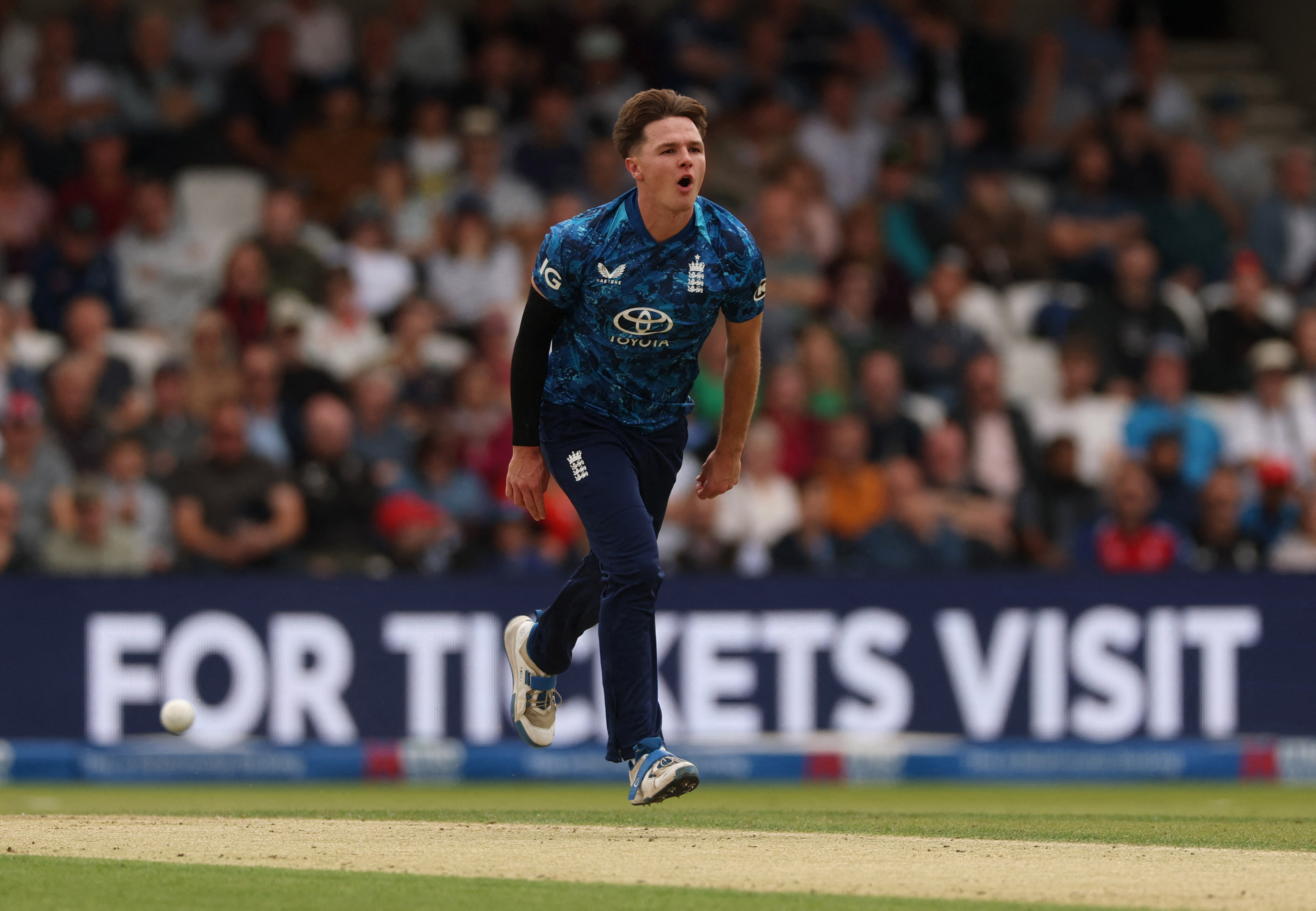 सोनी बेकर ने 7 ओवर में 76 रन खर्च किए।