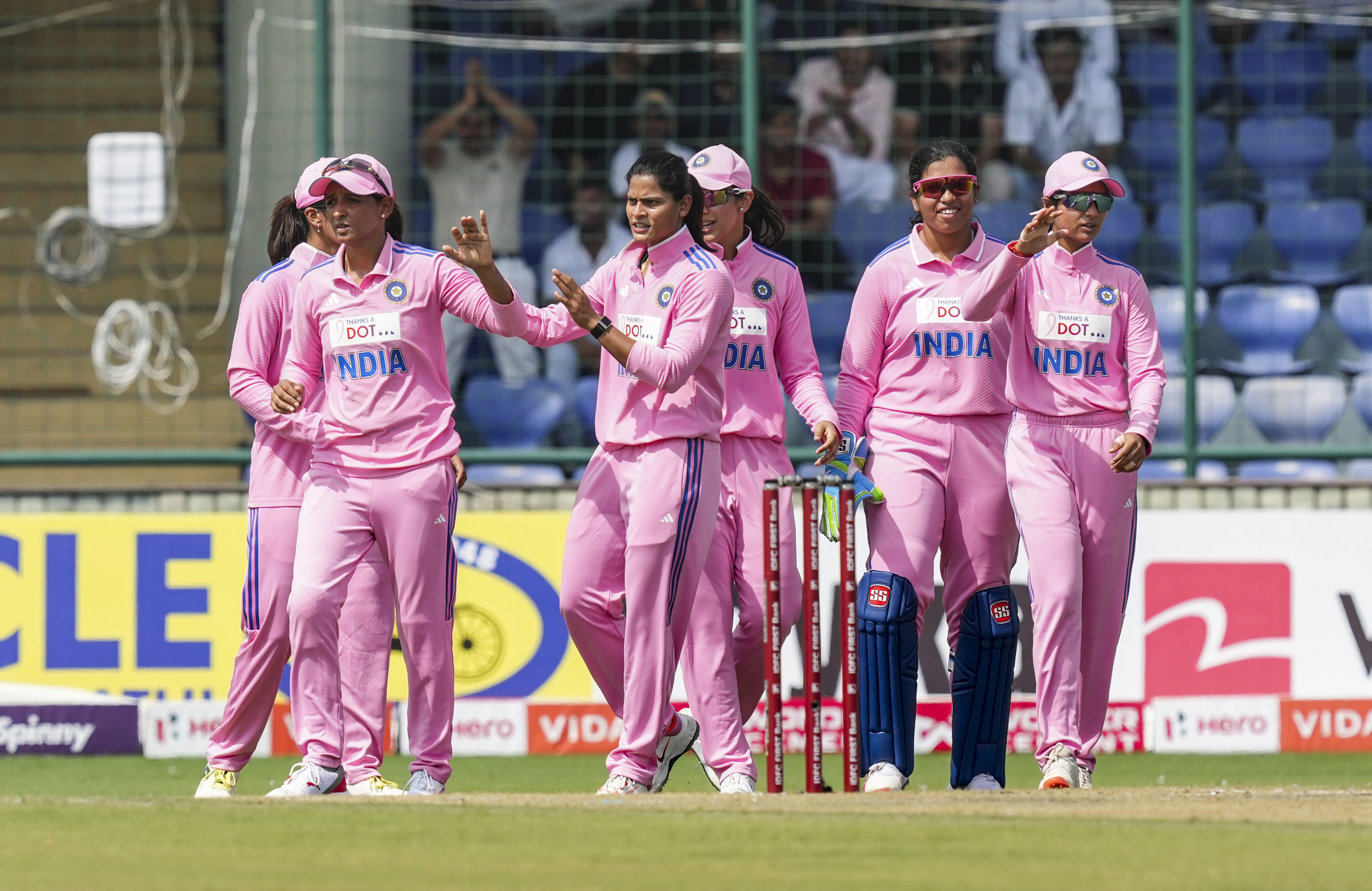 इंडिया विमेंस ने 13 गेंद पहले ही ऑस्ट्रेलिया को ऑलआउट कर दिया।