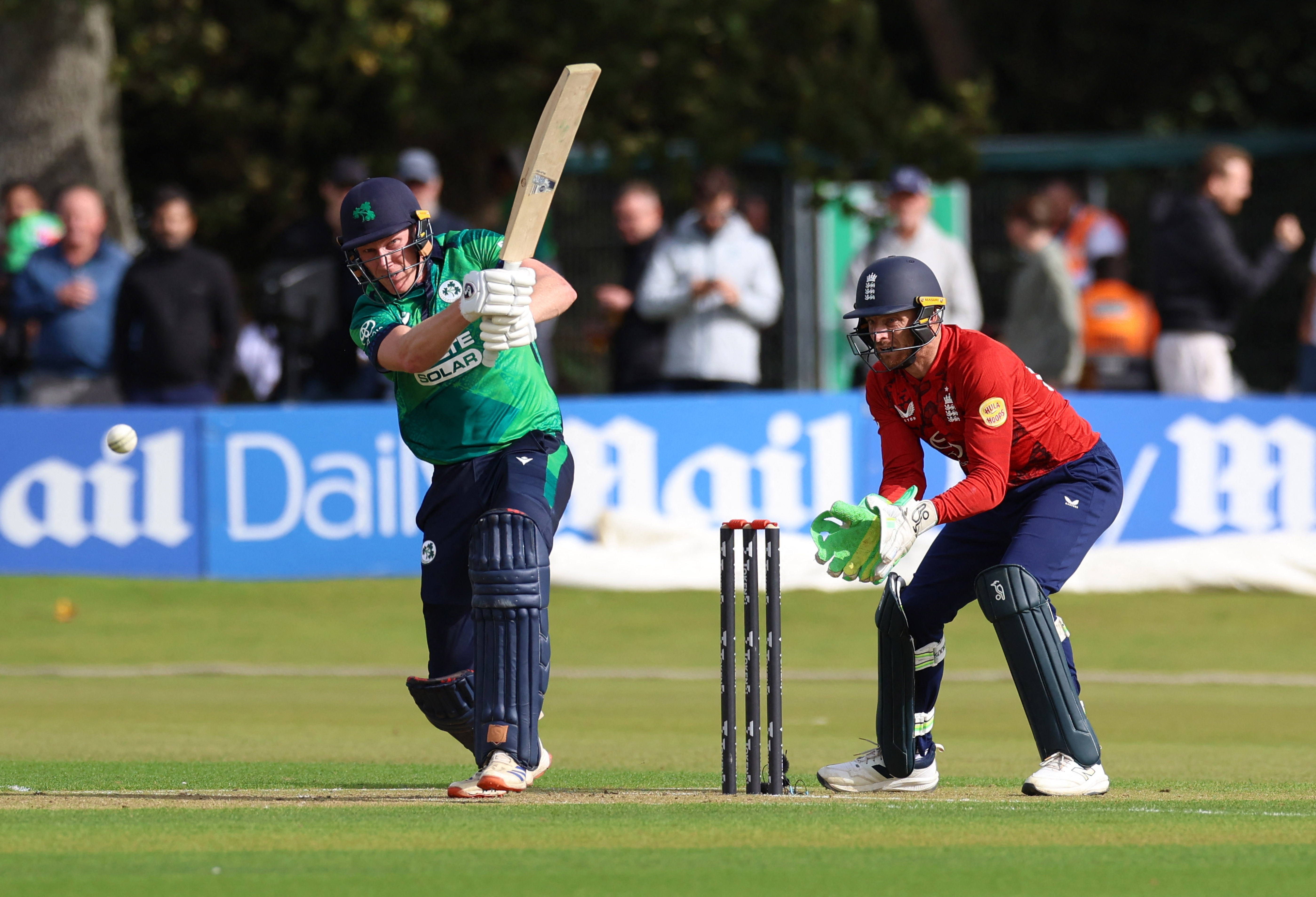 हैरी टेक्टर ने 36 गेंद पर 6 चौके और 2 छक्के लगाकर 61 रन बनाए।