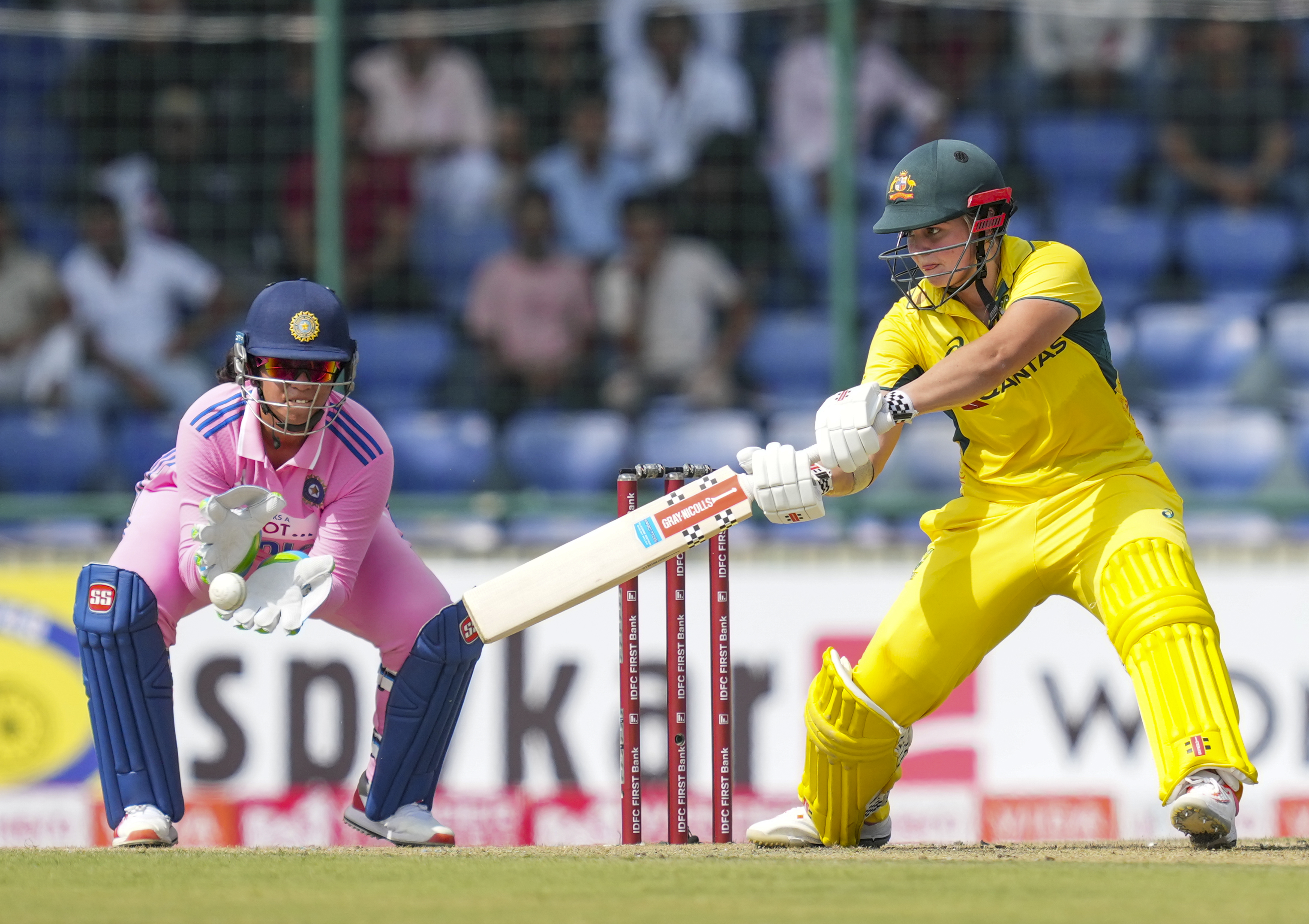 जॉर्जिया वोल ने 14 चौके लगाकर 81 रन बनाए।