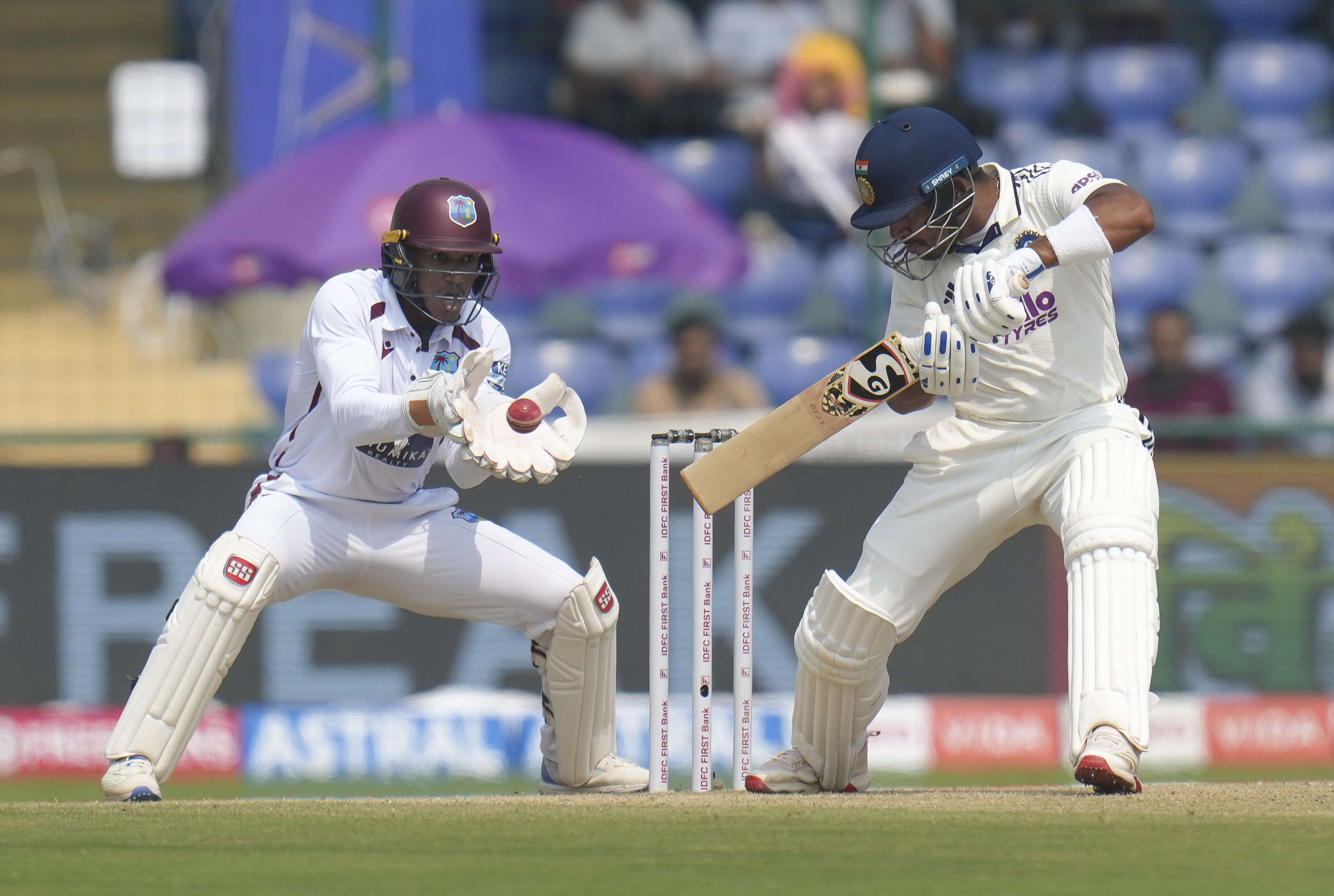 जुरेल के कट शॉट पर विकेटकीपर इमलाक ने कैच छोड़ दिया।