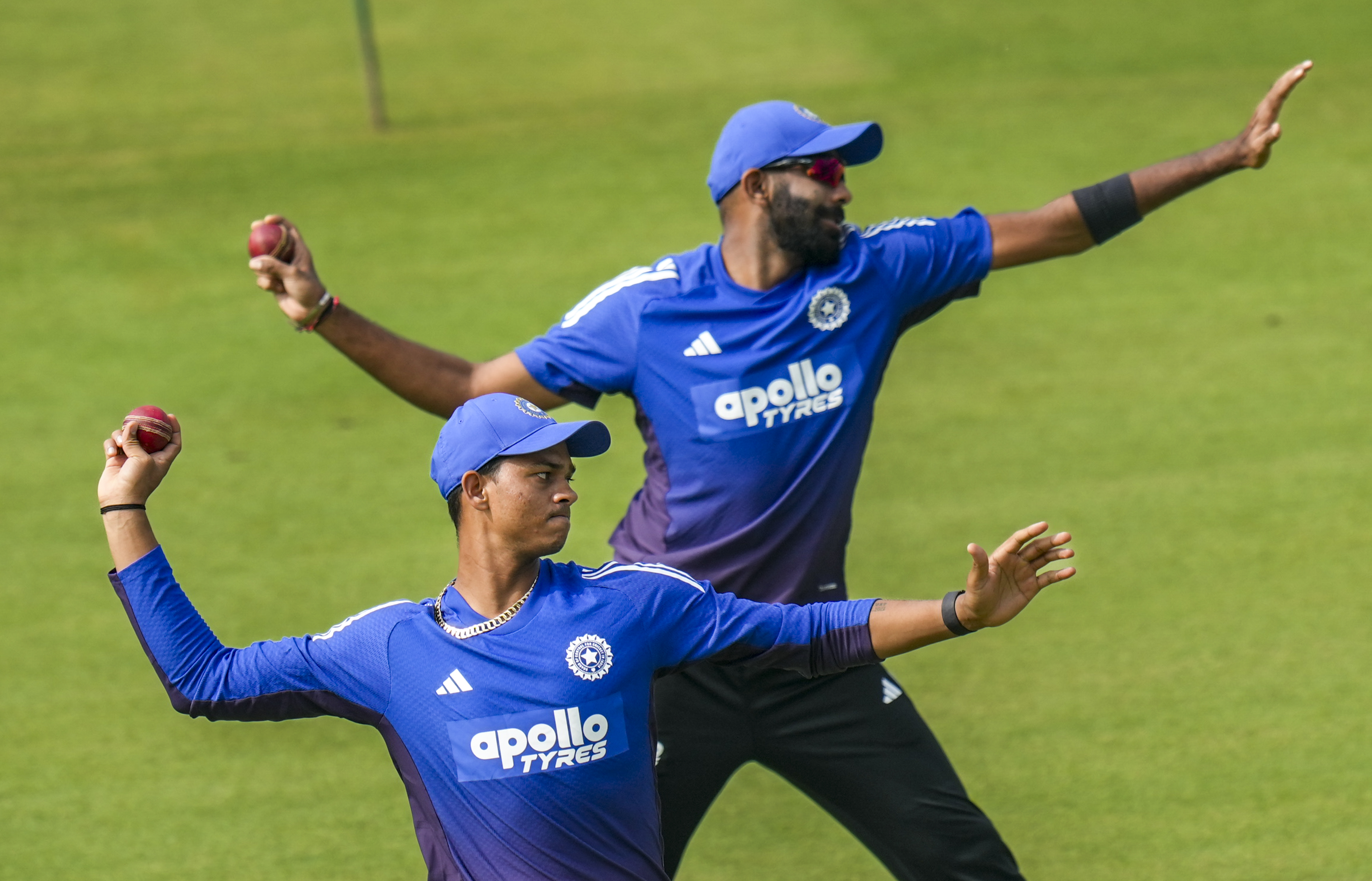 प्रैक्टिस के दौरान यशस्वी जायसवाल और जसप्रीत बुमराह।