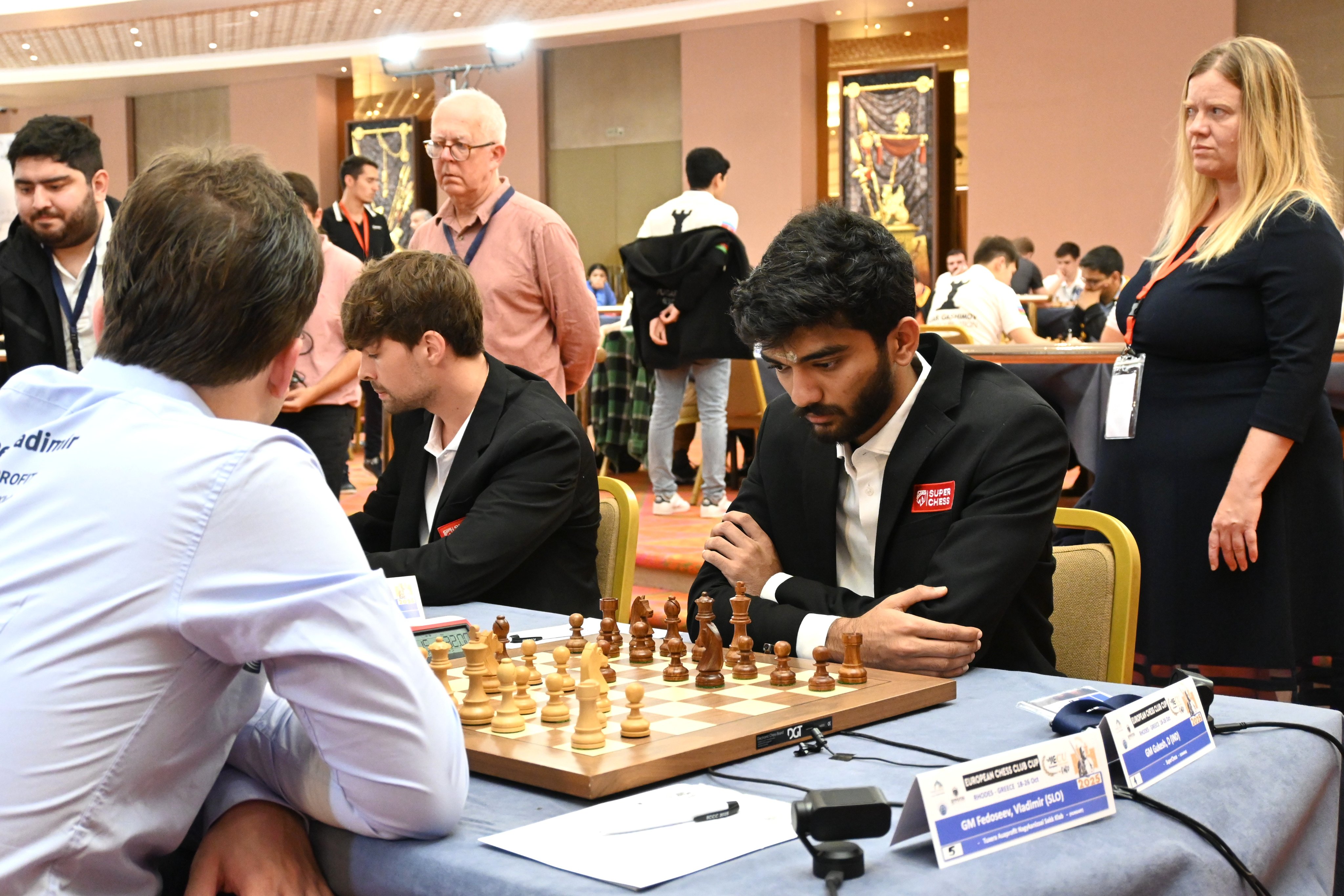 फाइनल राउंड के दौरान भारतीय चेस प्लेयर डी गुकेश।