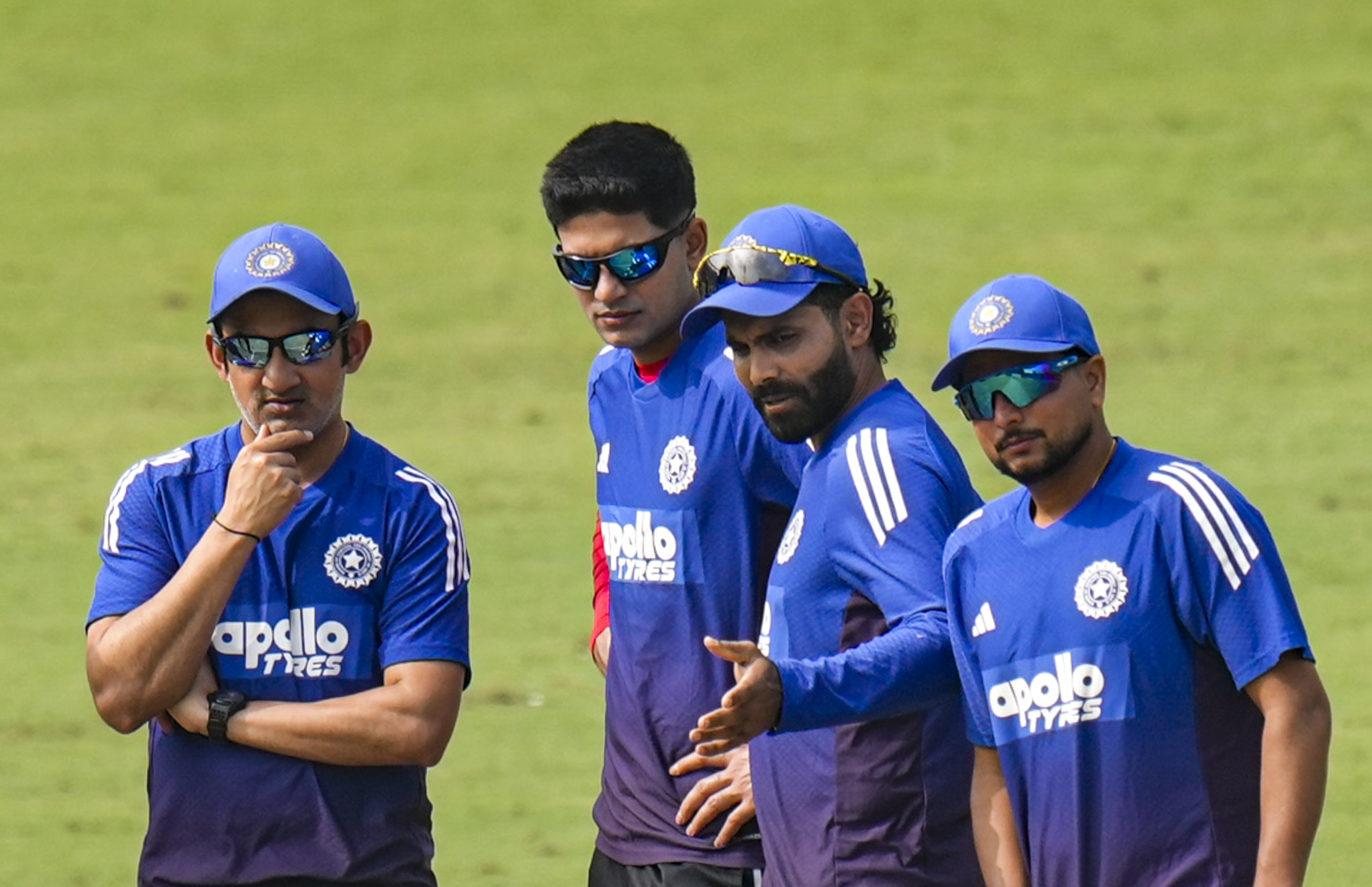 नई दिल्ली की पिच को देखते टीम इंडिया के हेड कोच गौतम गंभीर (बाएं), कप्तान शुभमन गिल (गंभीर के बाएं), रवींद्र जडेजा (हाथ आगे करते हुए) और कुलदीप यादव (दाएं)।