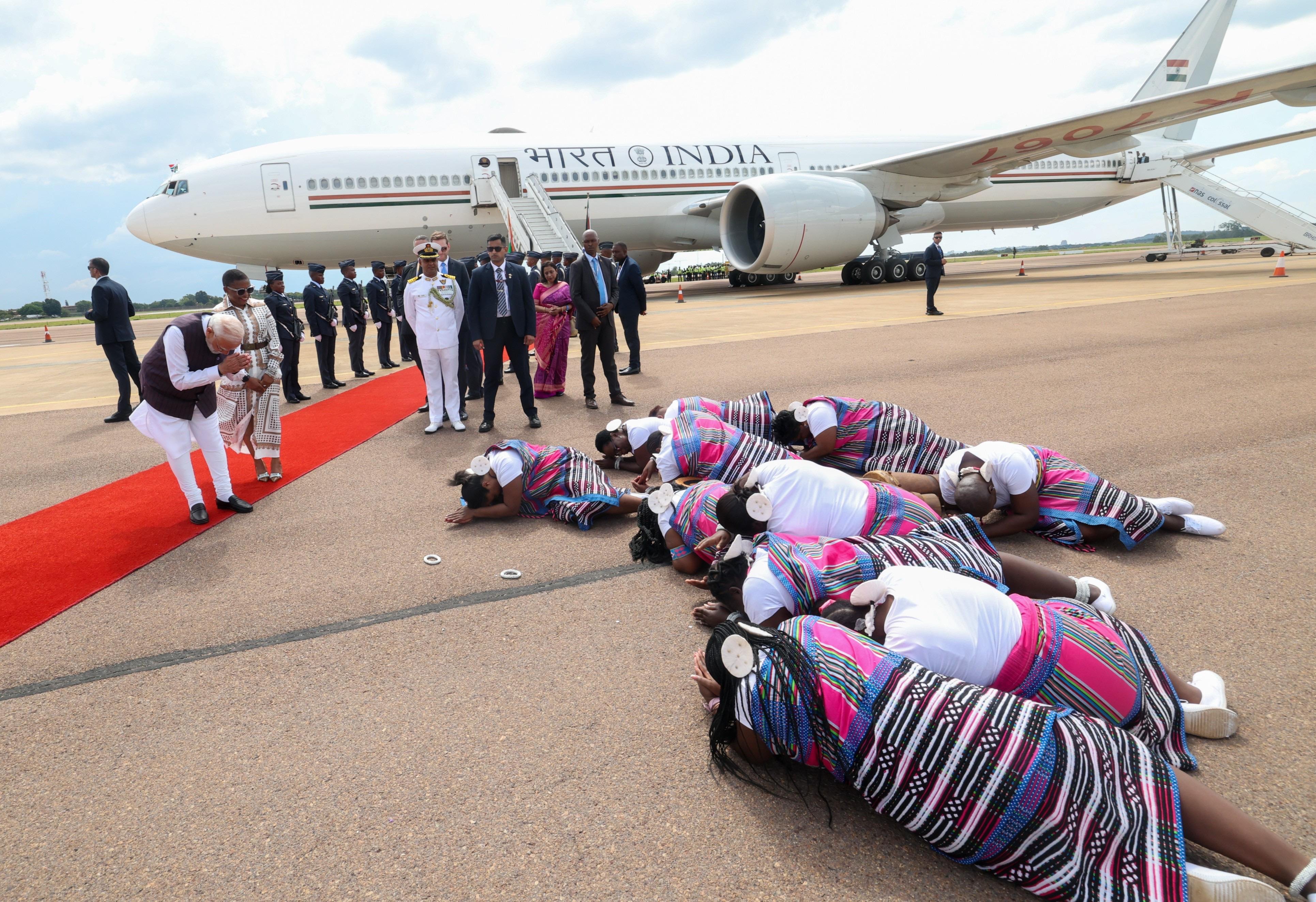 पीएम मोदी के जोहानसबर्ग पहुंचने पर स्थानीय कलाकारों ने जमीन पर लेटकर स्वागत किया।