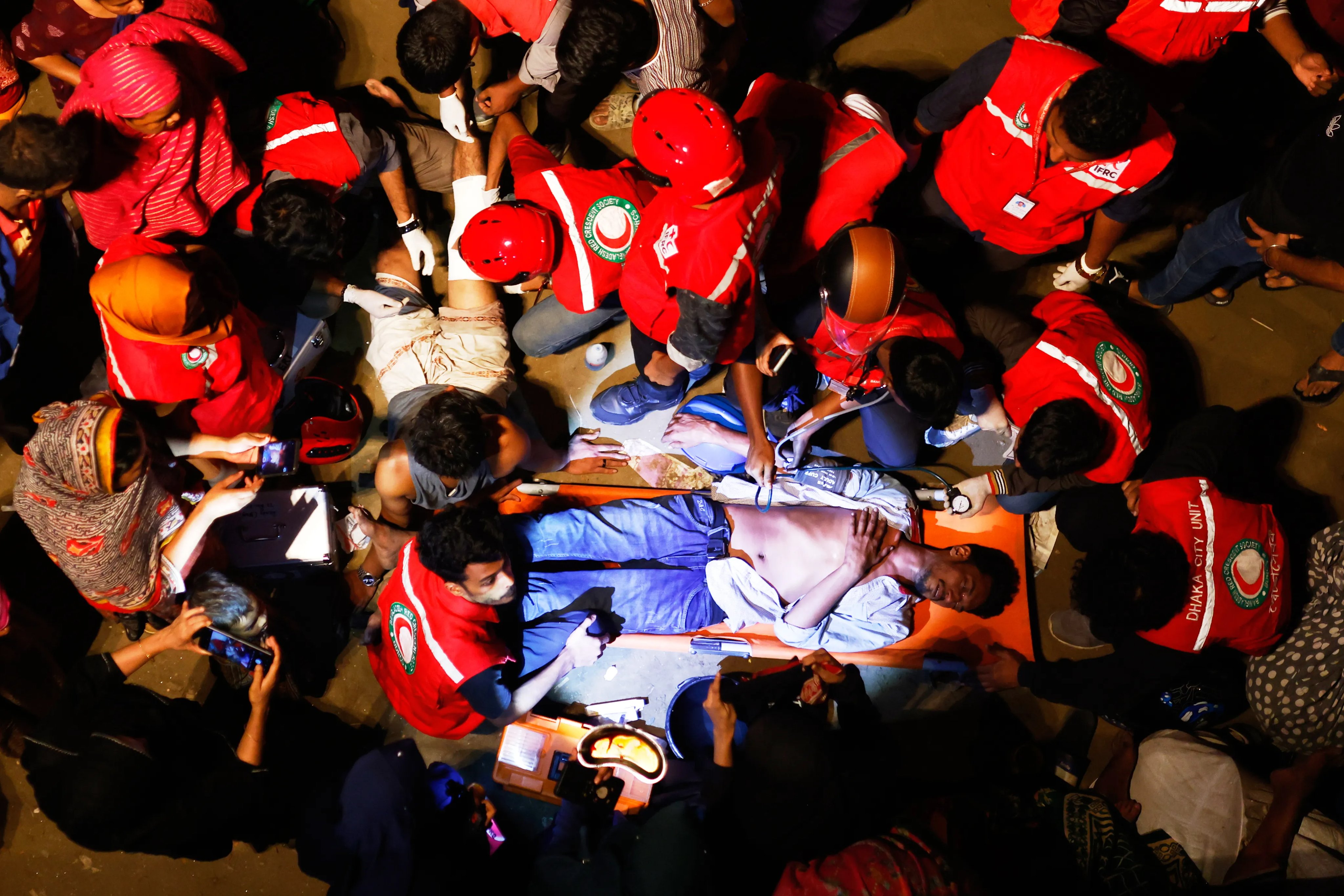 रेस्क्यू टीम घायलों को इलाज के लिए नजदीकी अस्पताल लेकर गई।