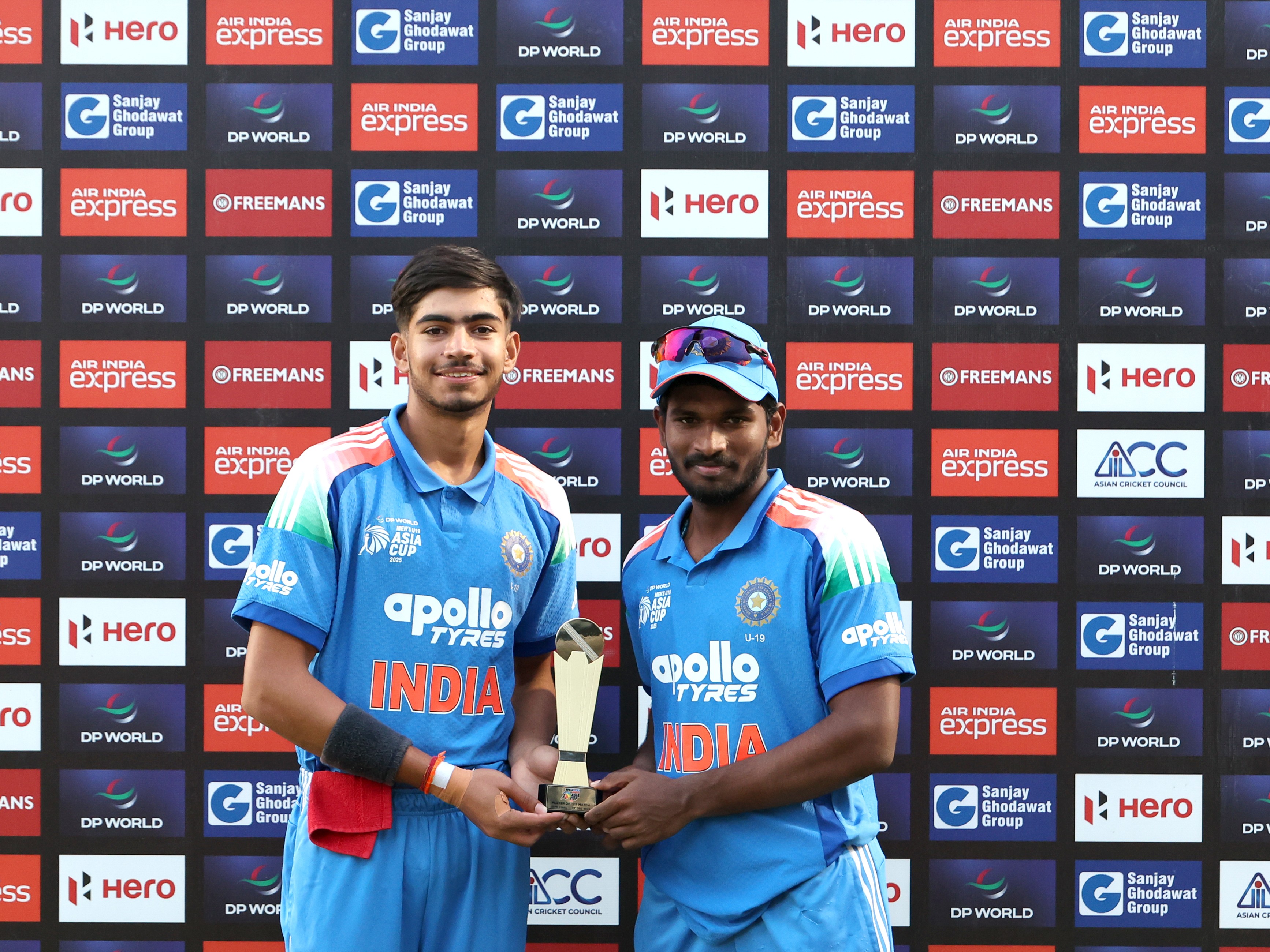 आरोन जॉर्ज (दाएं) और विहान मल्होत्रा दोनों को प्लेयर ऑफ द मैच का अवॉर्ड मिला। - Dainik Bhaskar