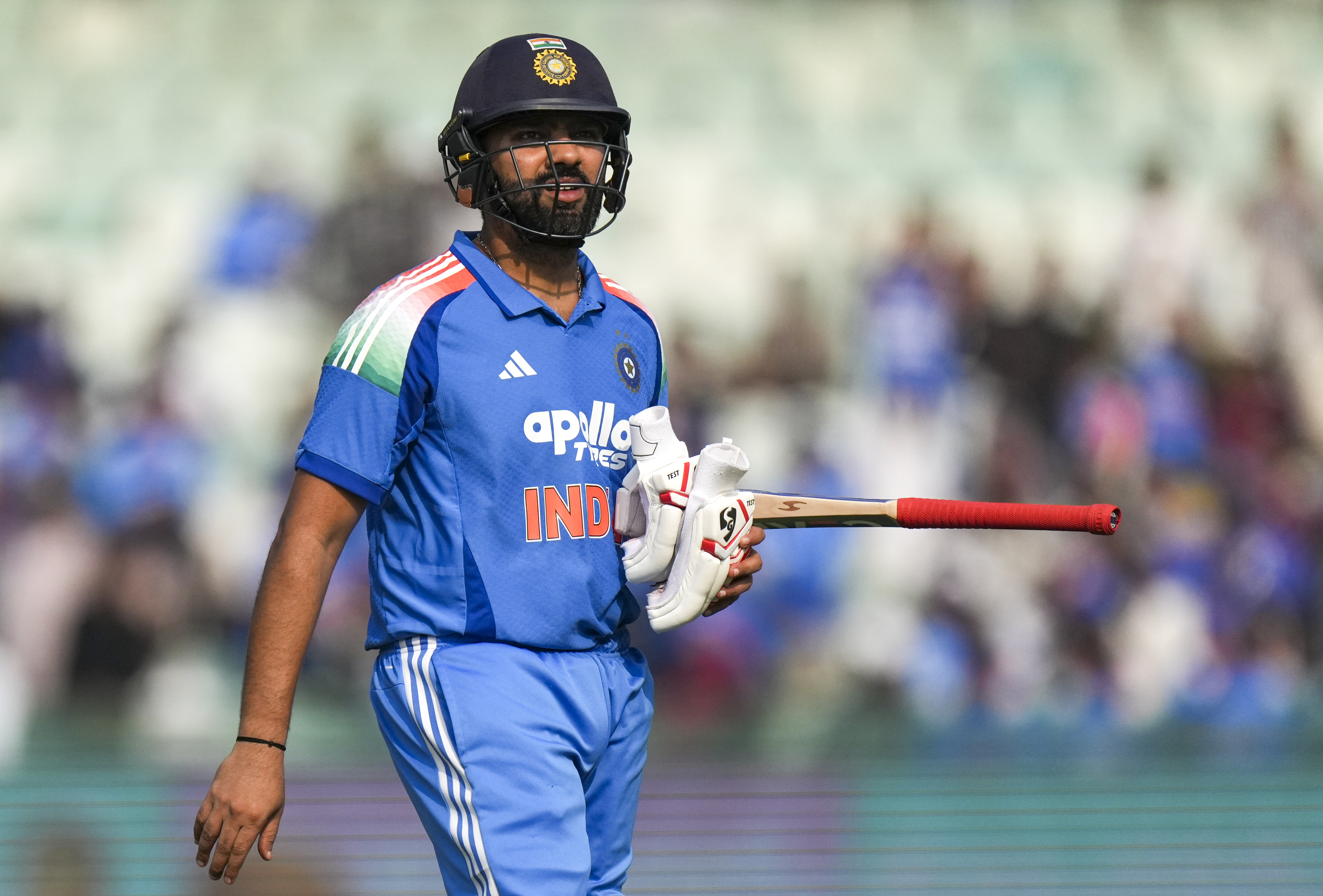 रोहित शर्मा 14 रन बनाकर आउट हुए।