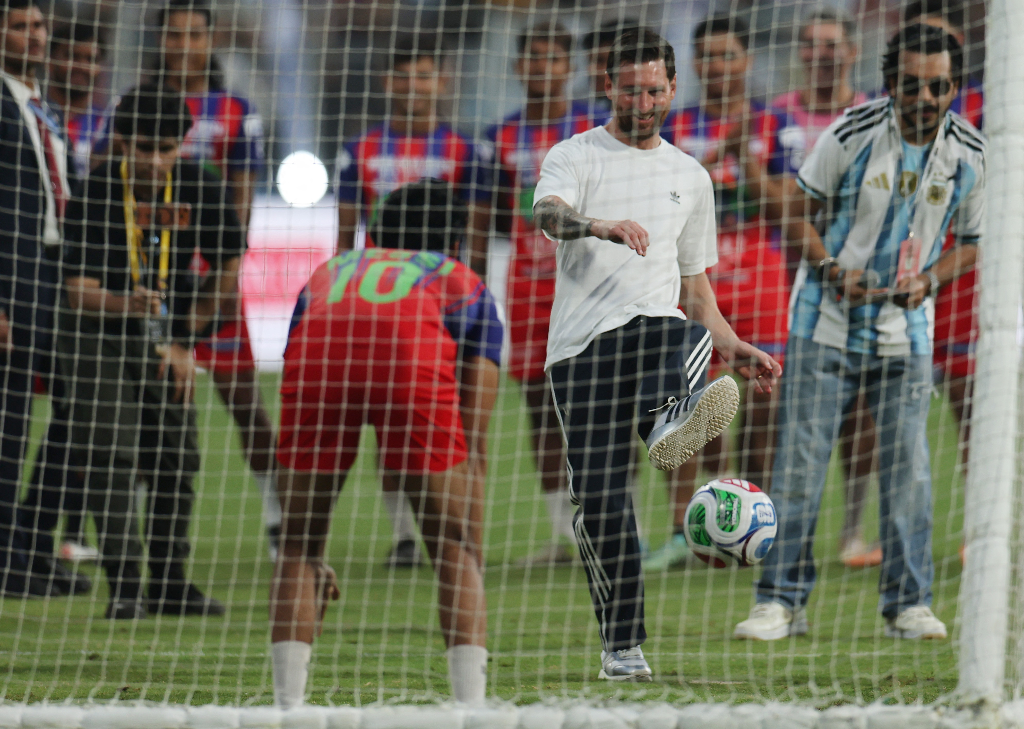 पेनल्टी शूटआउट में हिस्सा लेते लियोनल मेसी।