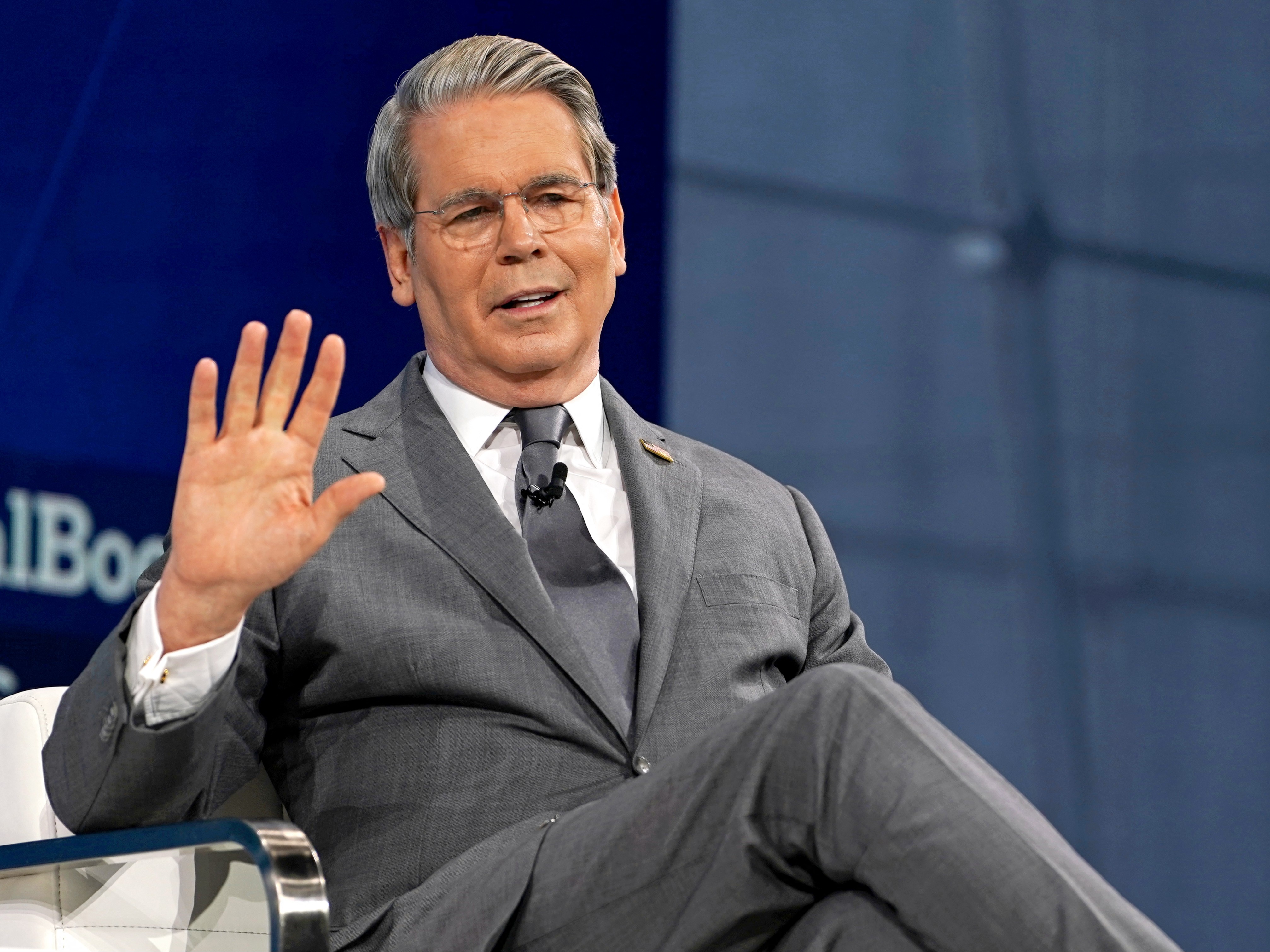 न्यूयॉर्क में न्यूयॉर्क टाइम्स के एक समिट में अमेरिकी वित्त मंत्री स्कॉट बेसेंट। तस्वीर 3 दिसंबर 2025 की है। - Dainik Bhaskar