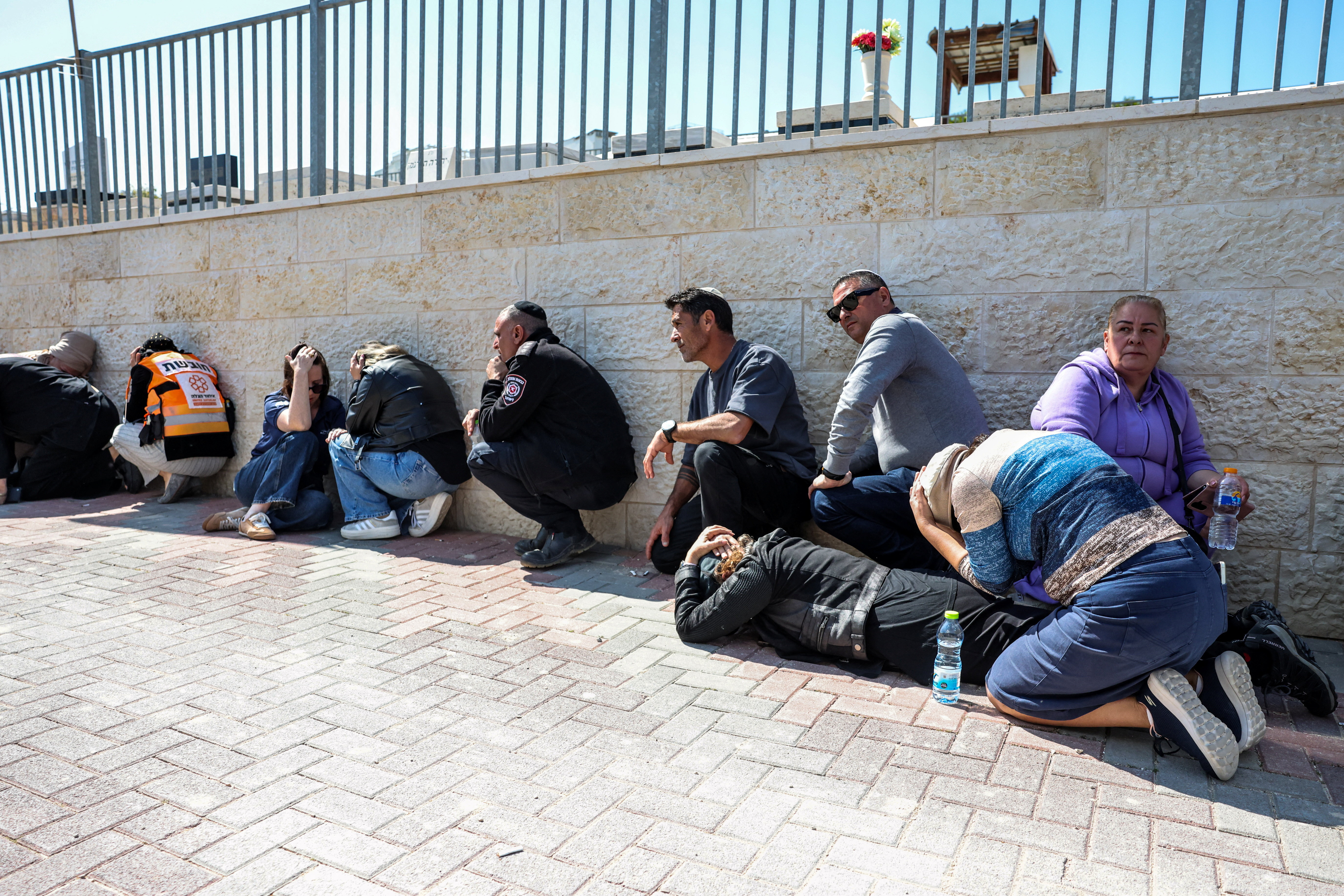 इजराइल के बेइत शेमेश में ईरानी मिसाइल हमले में एक मां-बेटी की मौत हो गई थी। सोमवार को उनका अंतिम संस्कार किया जा रहा था। इस दौरान सायरन बजा तो शोक मनाने वाले बचते दिखाई दिए।